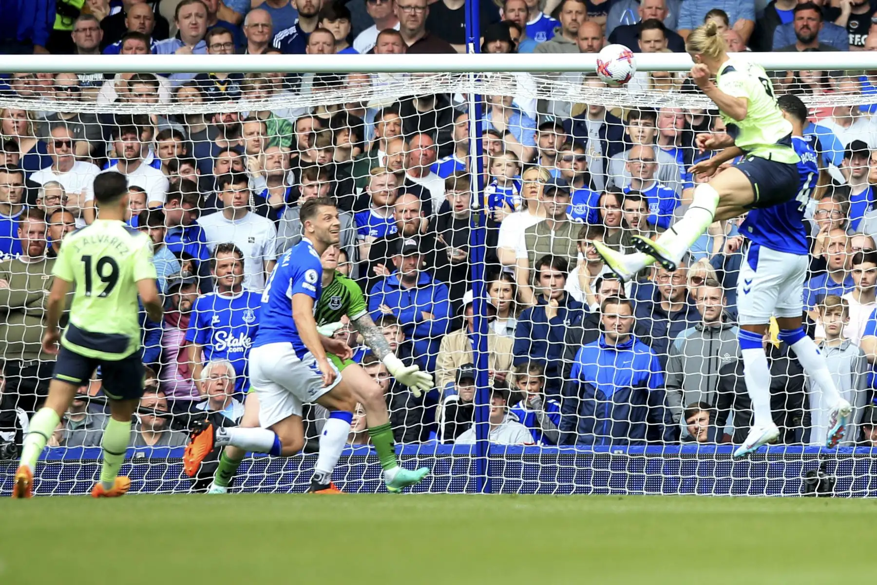 El delantero noruego del Manchester City, Erling Haaland, encabeza el balón y marca el segundo gol de su equipo durante el partido de fútbol de la Premier League inglesa entre el Everton y el Manchester City. Foto:ANDINA/AFP