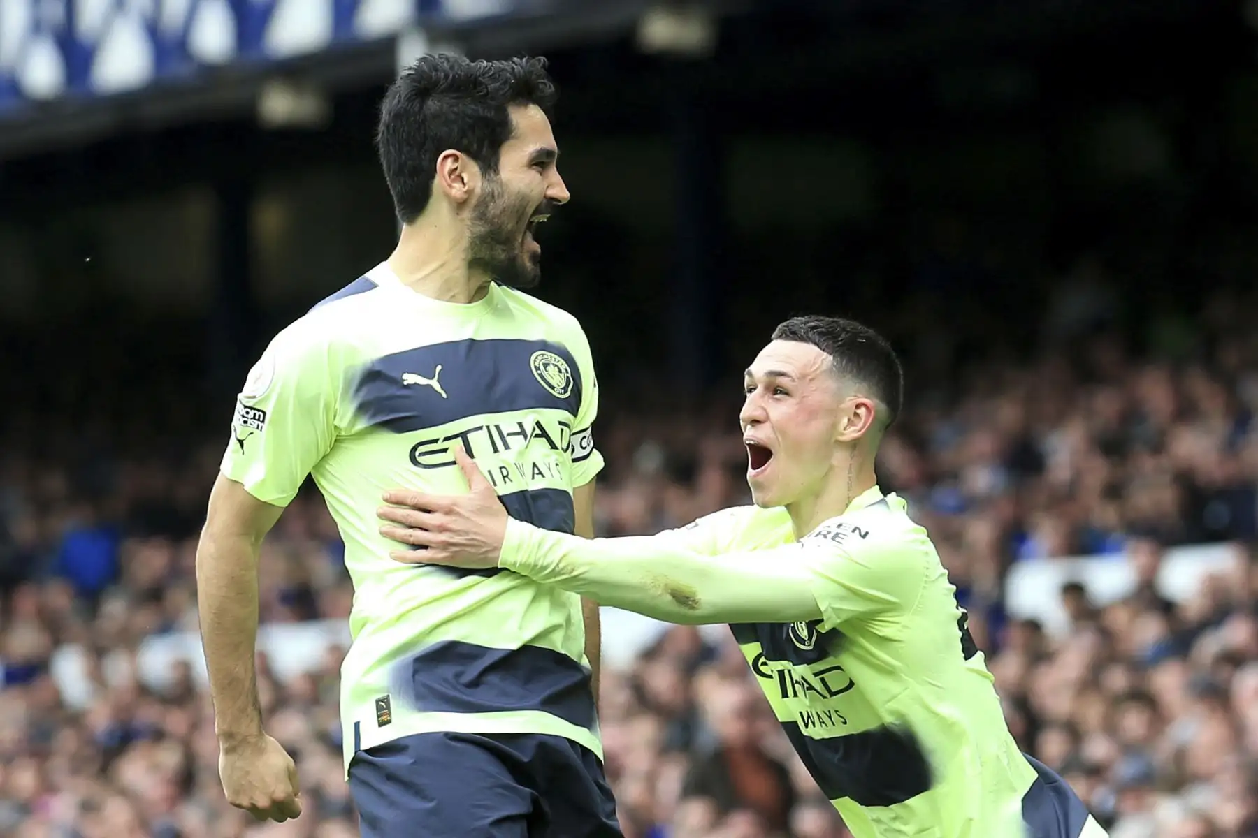 El mediocampista alemán del Manchester City Ilkay Gundogan celebra con el mediocampista inglés del Manchester City Phil Foden después de marcar el tercer gol de su equipo durante el partido de fútbol de la Premier League inglesa entre el Everton y el Manchester City. Foto:ANDINA/AFP