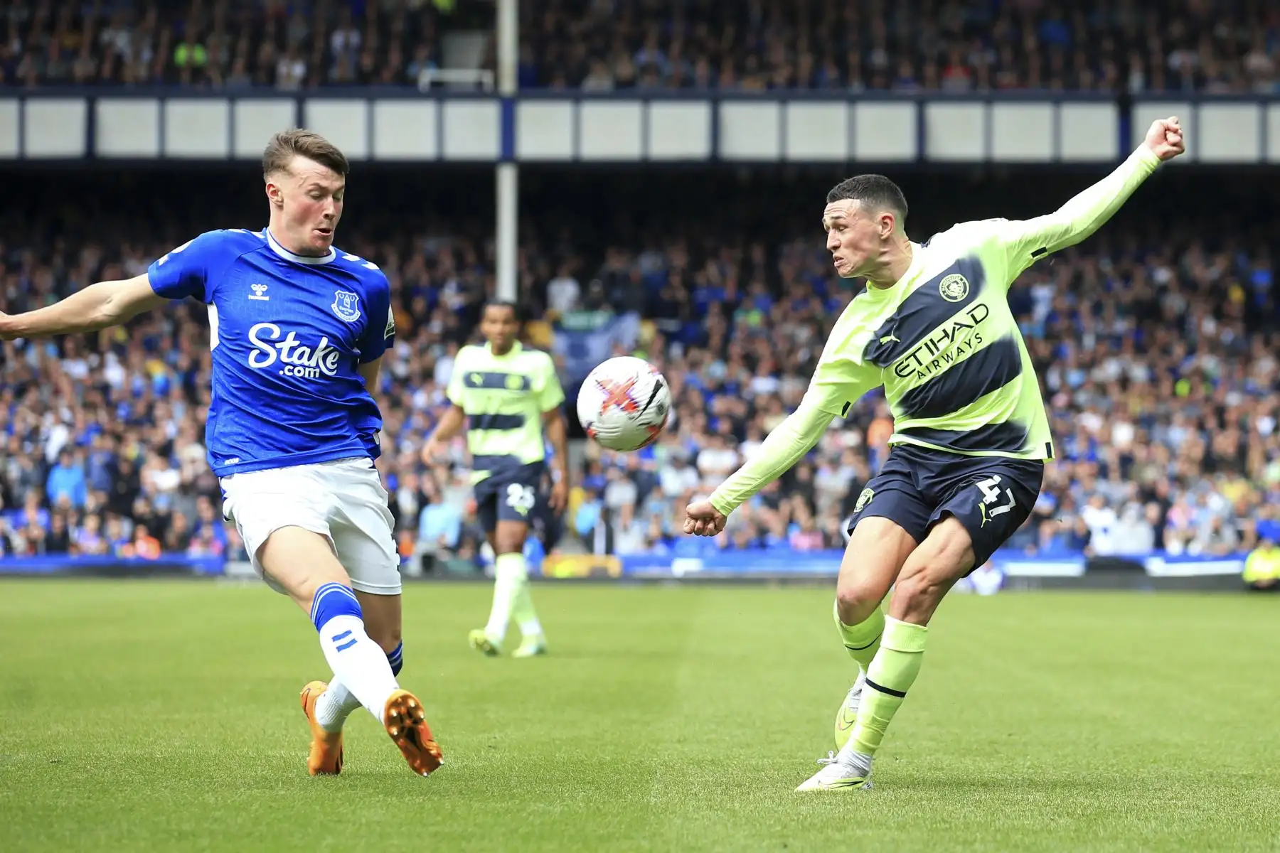 El defensa escocés del Everton, Nathan Patterson, lucha por el balón durante con el mediocampista inglés del Manchester City, Phil Foden, el partido de fútbol de la Premier League inglesa entre el Everton y el Manchester City. Foto:ANDINA/AFP