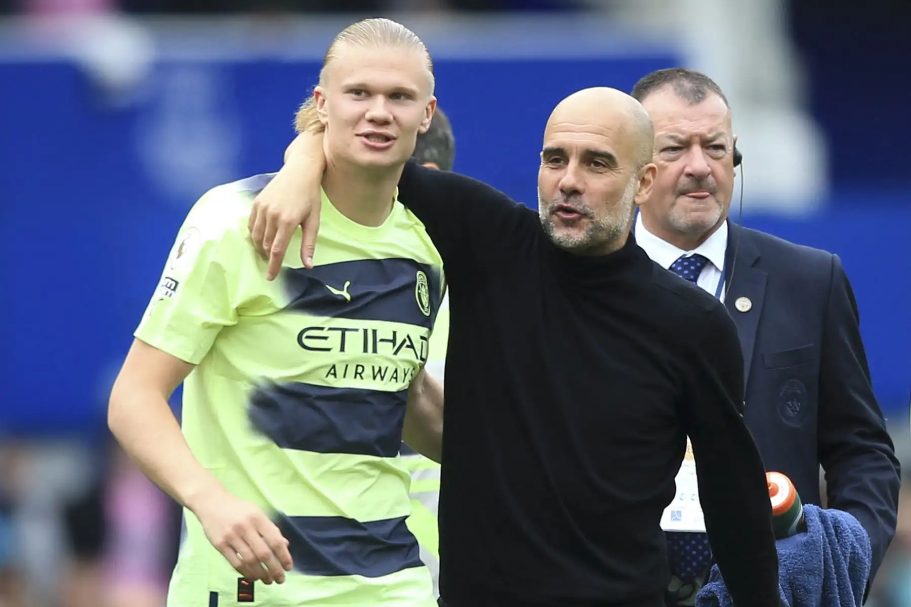 El entrenador español del Manchester City, Pep Guardiola, celebra la victoria con el delantero noruego del Manchester City, Erling Haaland, durante el partido de fútbol de la Premier League inglesa entre el Everton y el Manchester City. Foto:ANDINA/AFP