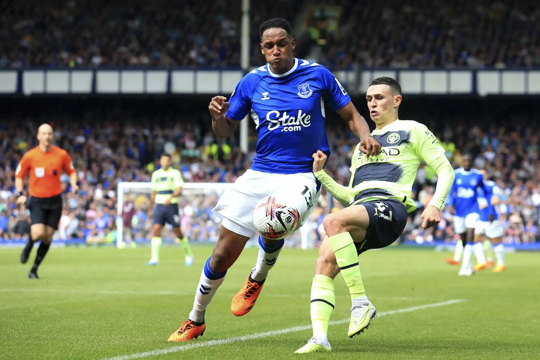 El defensor colombiano del Everton, Yerry Mina, lucha por el balón con el mediocampista inglés del Manchester City, Phil Foden, durante el partido de fútbol de la Premier League inglesa entre el Everton y el Manchester City. Foto:ANDINA/AFP