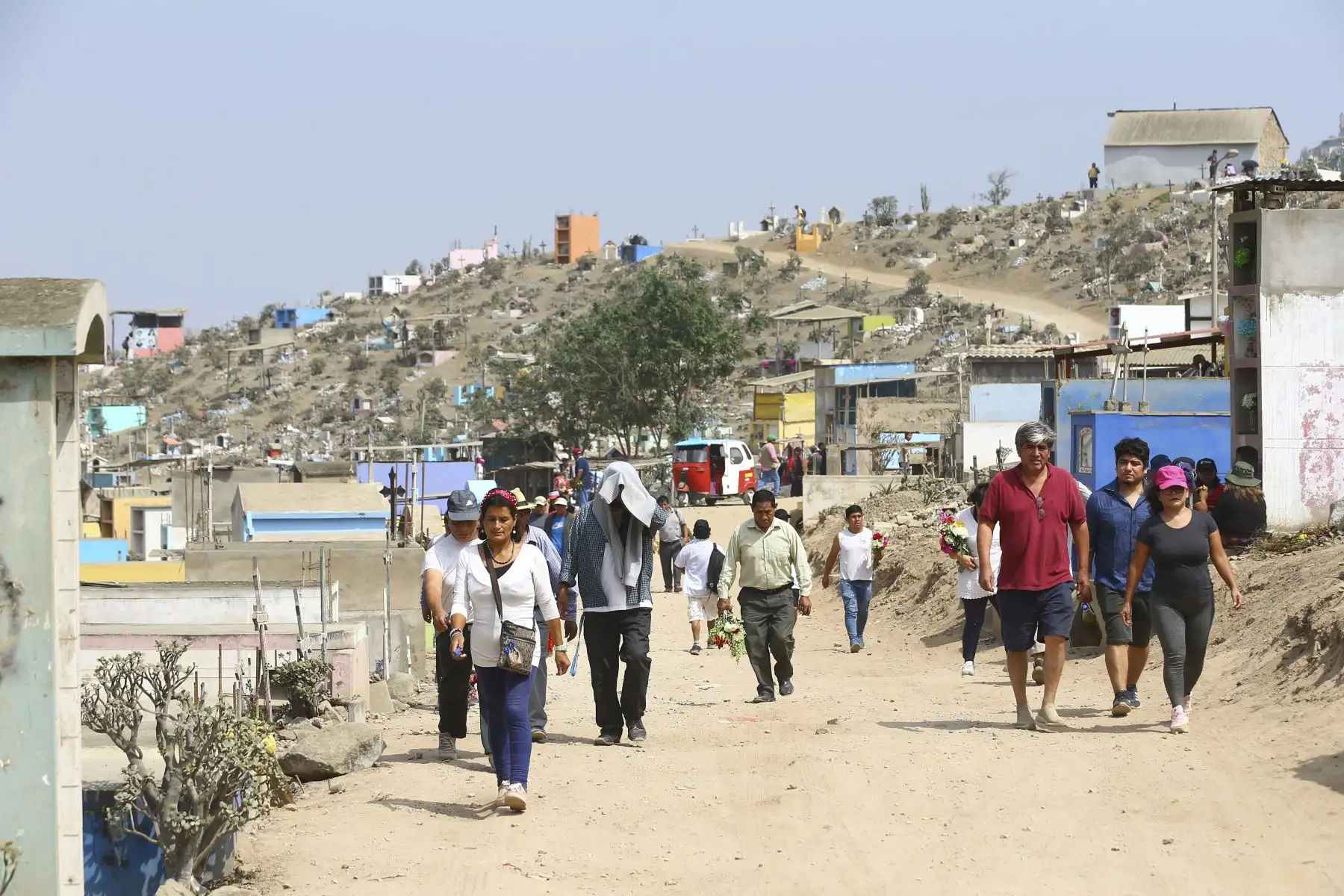 En el Día de la Madre, ciudadanos visitan a sus seres queridos,en el Cementerio Nueva Esperanza de Villa Maria del Triunfo.
Foto: ANDINA/Eddy Ramos