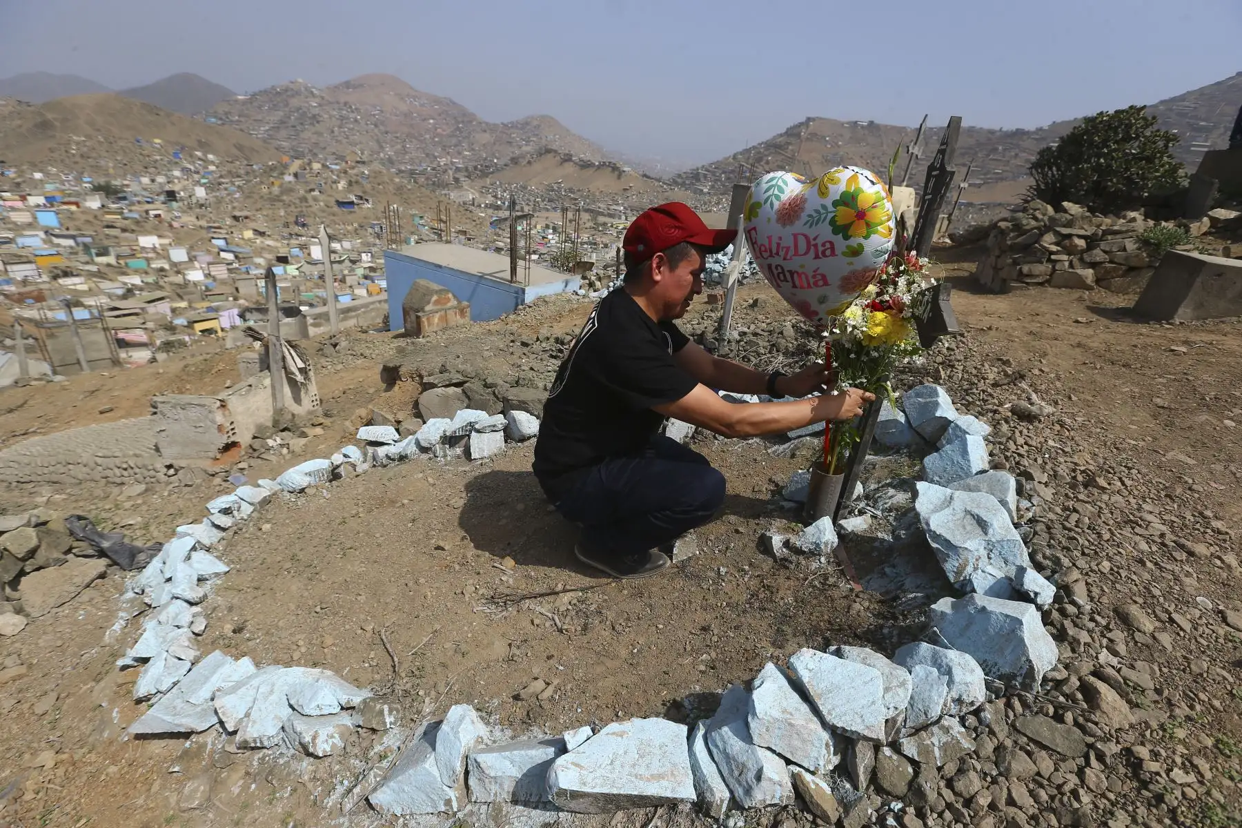 En el Día de la Madre, ciudadanos visitan a sus seres queridos,en el Cementerio Nueva Esperanza de Villa Maria del Triunfo.
Foto: ANDINA/Eddy Ramos