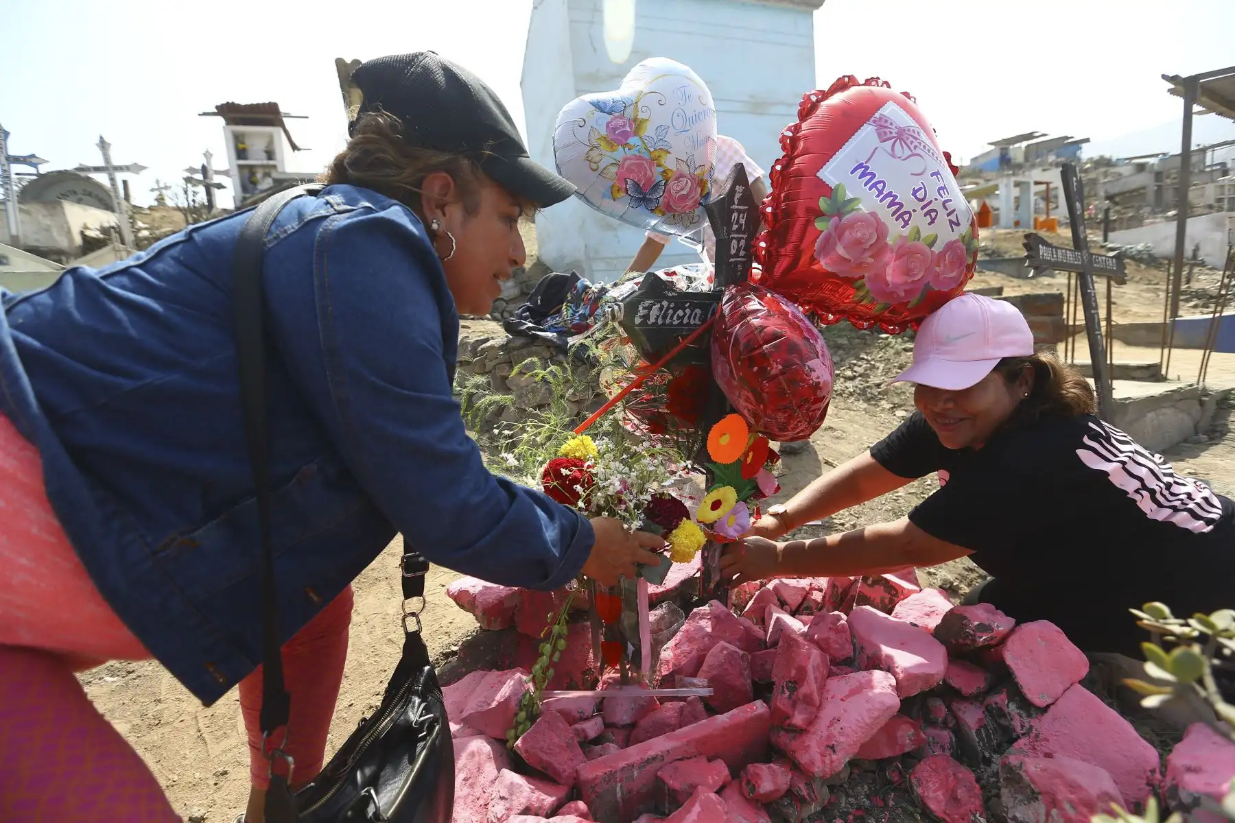 En el Día de la Madre, ciudadanos visitan a sus seres queridos,en el Cementerio Nueva Esperanza de Villa Maria del Triunfo.
Foto: ANDINA/Eddy Ramos