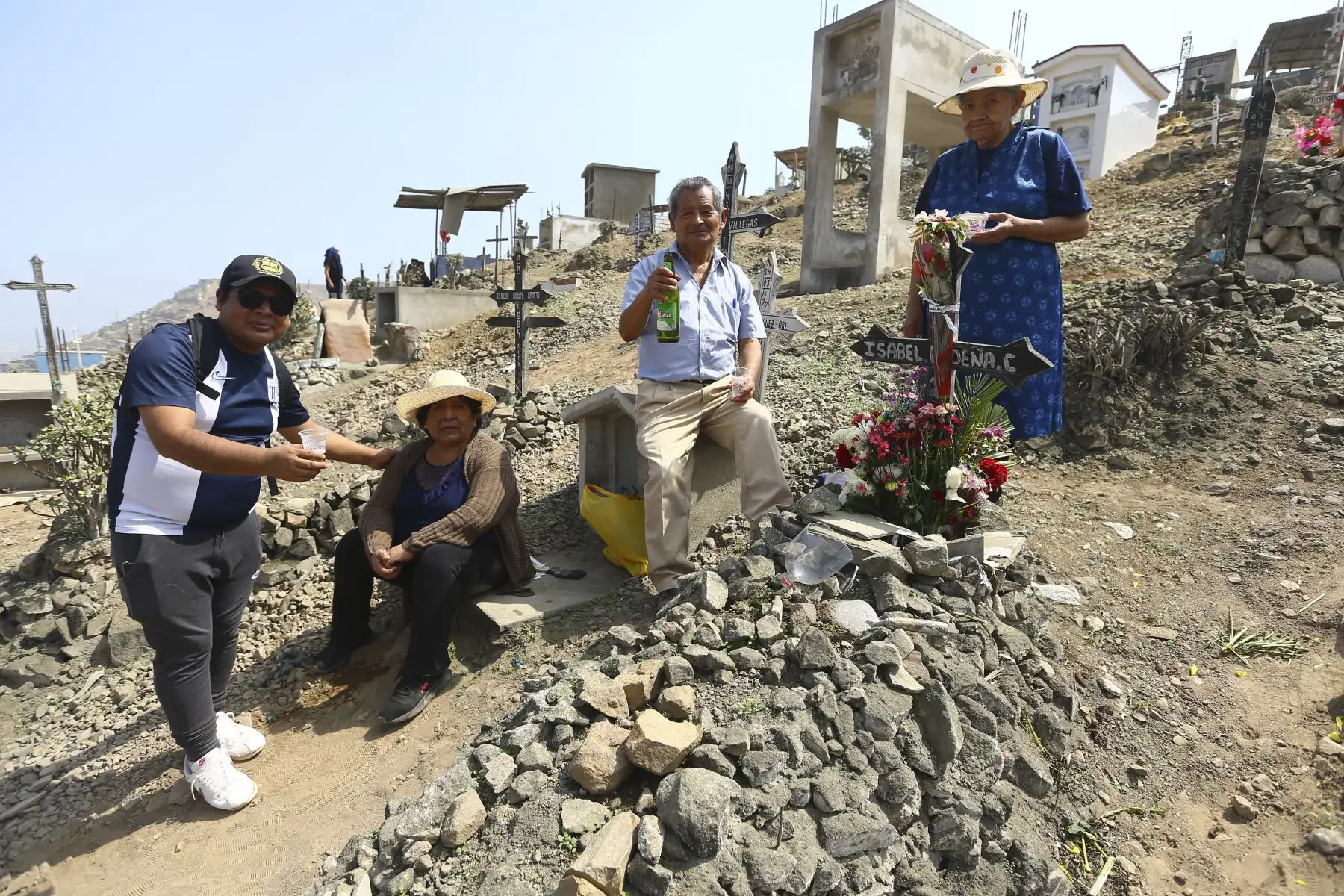 En el Día de la Madre, ciudadanos visitan a sus seres queridos,en el Cementerio Nueva Esperanza de Villa Maria del Triunfo.
Foto: ANDINA/Eddy Ramos