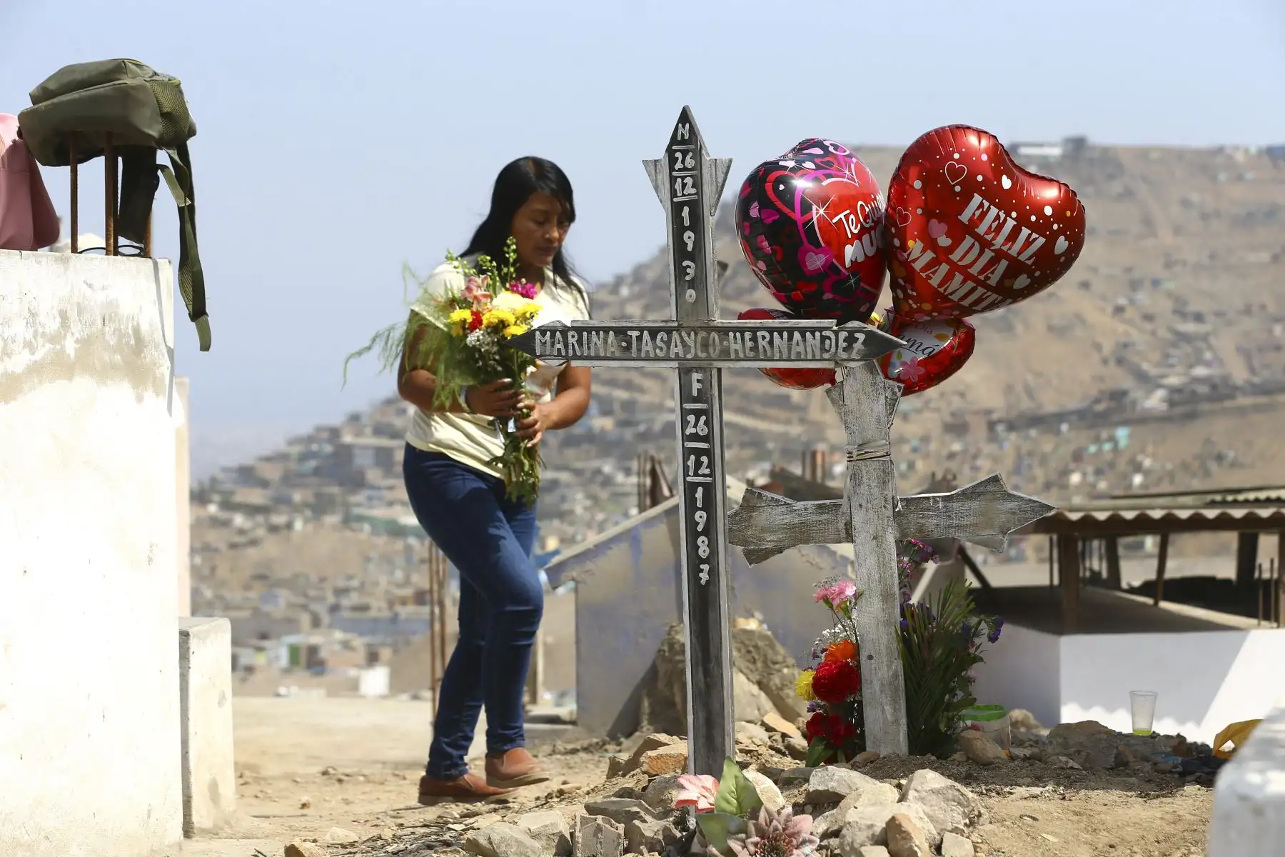 En el Día de la Madre, ciudadanos visitan a sus seres queridos,en el Cementerio Nueva Esperanza de Villa Maria del Triunfo.
Foto: ANDINA/Eddy Ramos