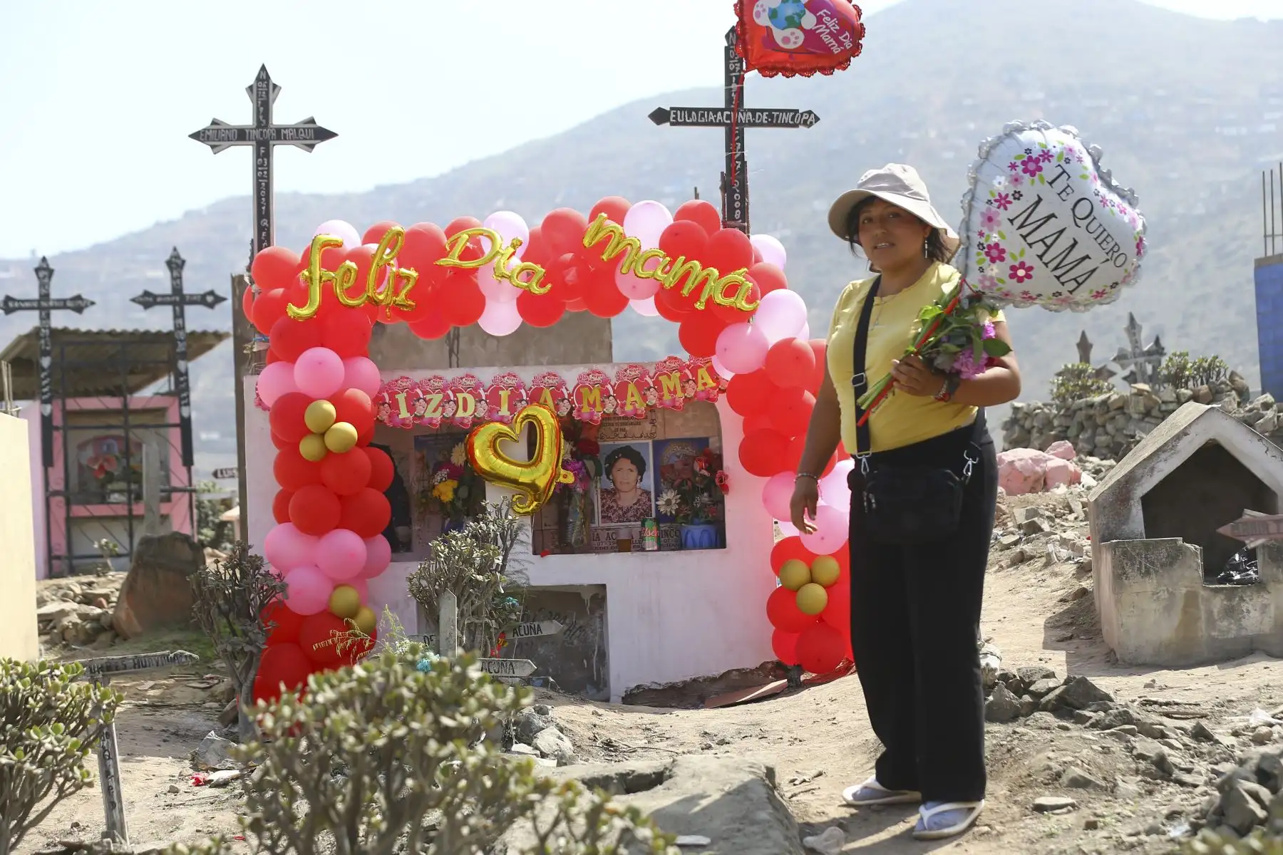En el Día de la Madre, ciudadanos visitan a sus seres queridos,en el Cementerio Nueva Esperanza de Villa Maria del Triunfo.
Foto: ANDINA/Eddy Ramos