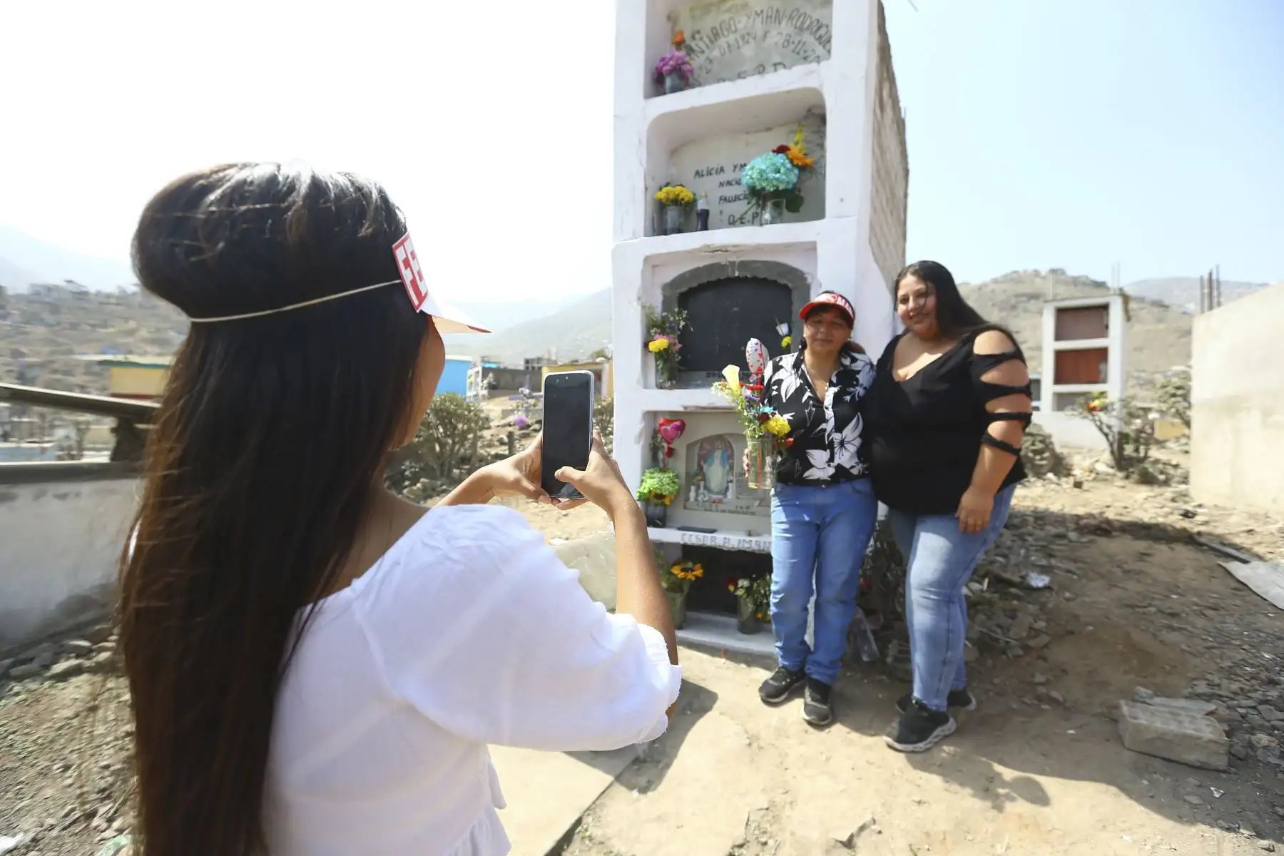 En el Día de la Madre, ciudadanos visitan a sus seres queridos,en el Cementerio Nueva Esperanza de Villa Maria del Triunfo.
Foto: ANDINA/Eddy Ramos