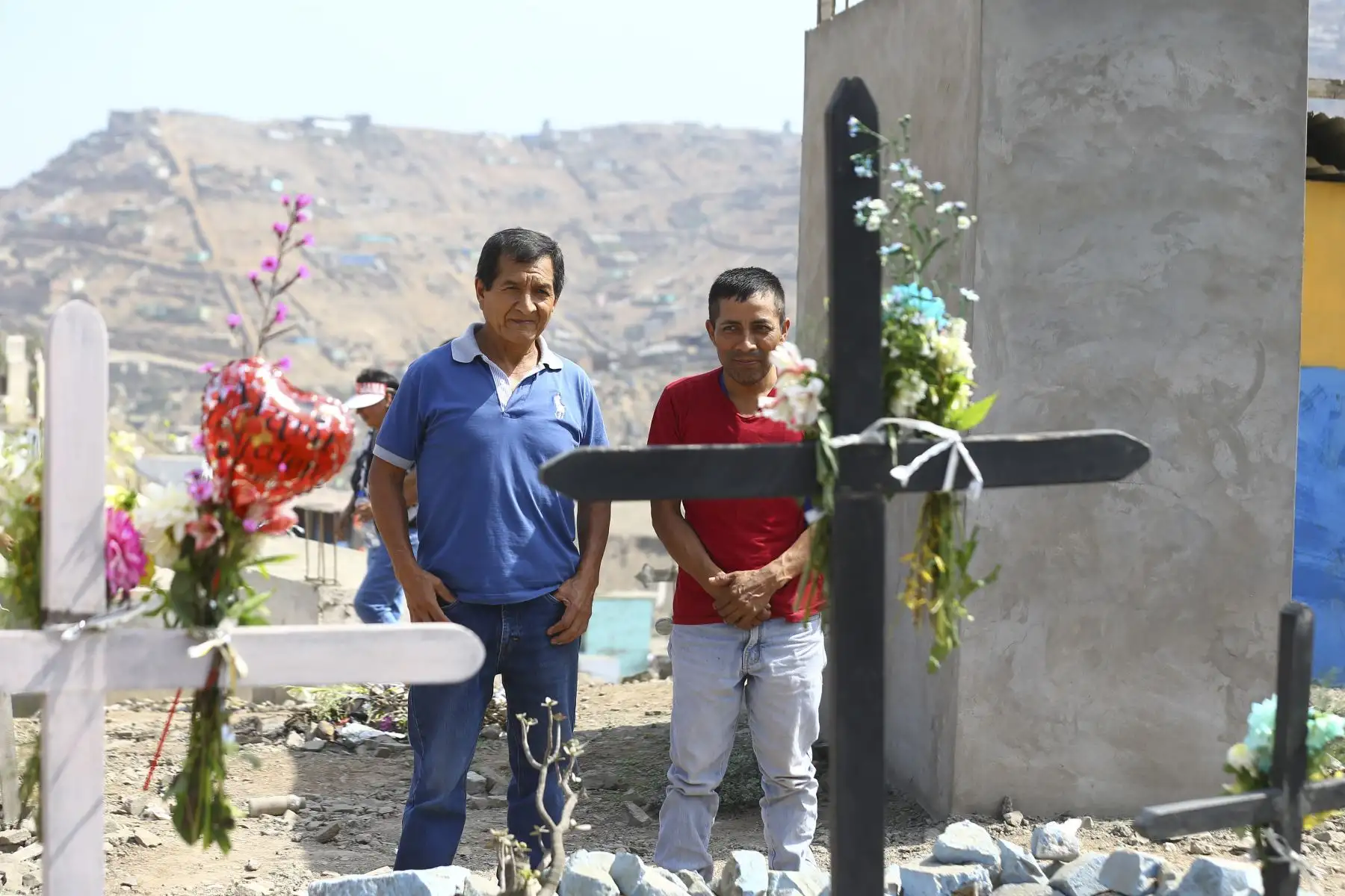En el Día de la Madre, ciudadanos visitan a sus seres queridos,en el Cementerio Nueva Esperanza de Villa Maria del Triunfo.
Foto: ANDINA/Eddy Ramos