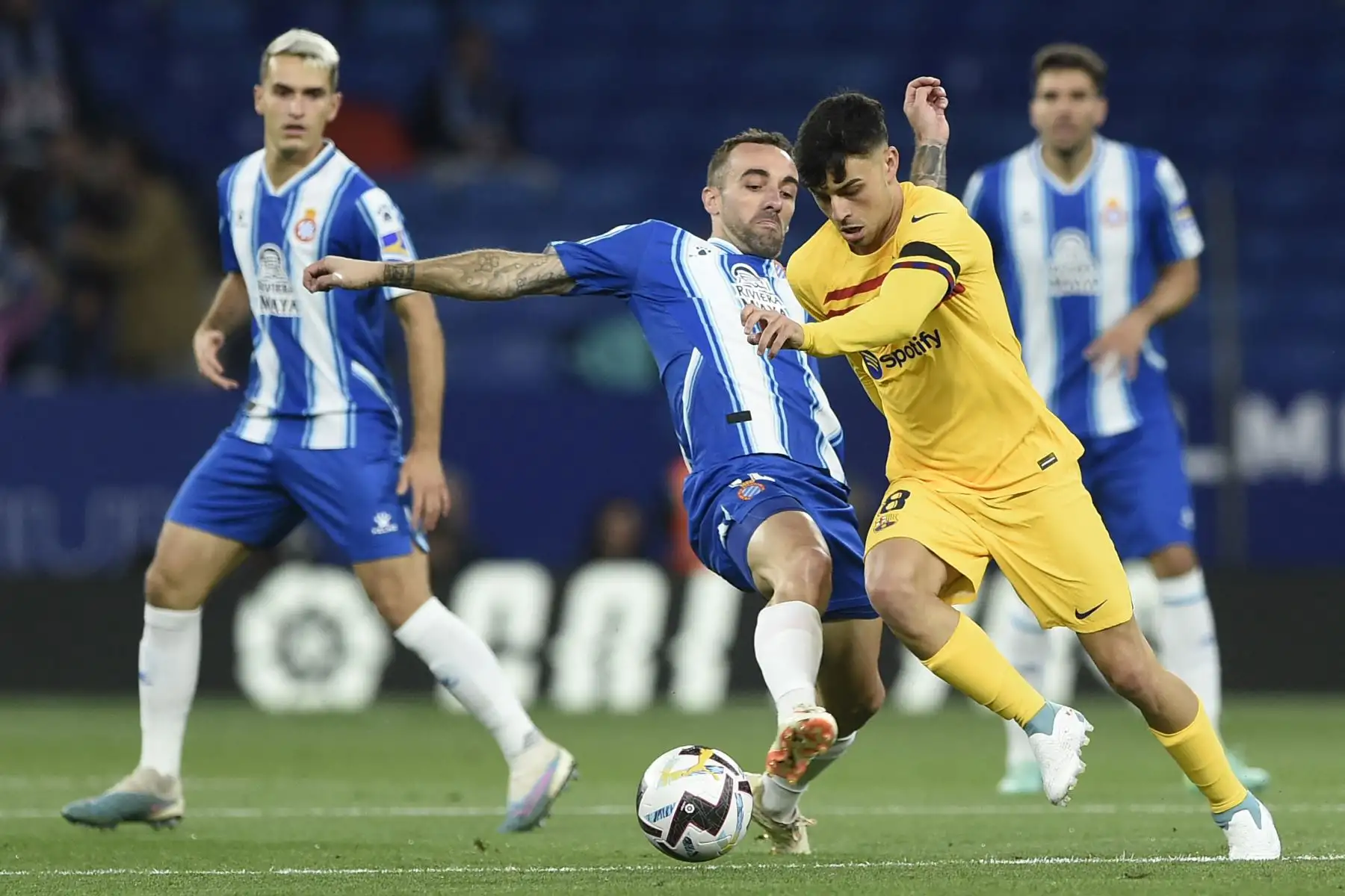 El centrocampista español del Espanyol, Sergi Darder , se enfrenta al centrocampista español del Barcelona, Pedri, durante el partido de fútbol de la liga española entre el RCD Espanyol y el FC Barcelona. Foto: ANDINA/AFP