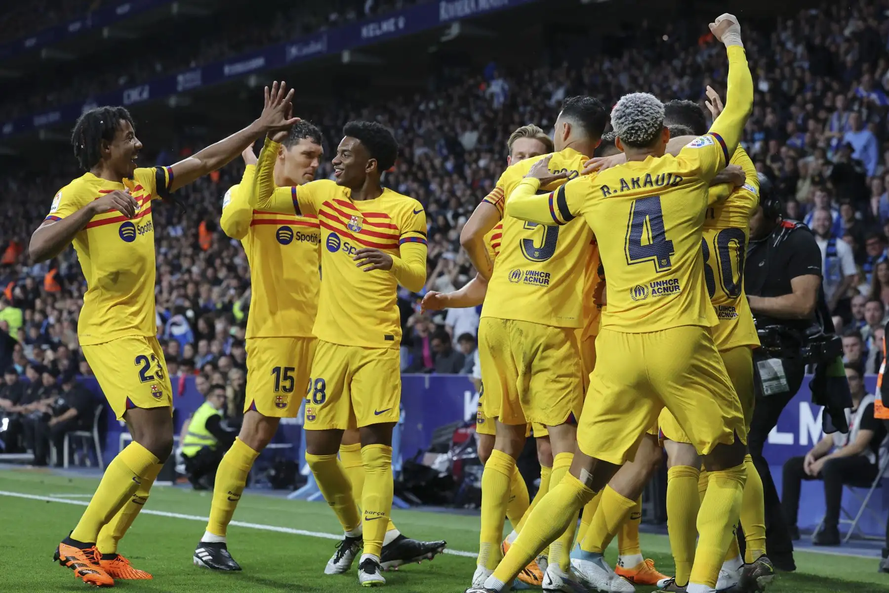 Los jugadores del Barcelona celebran su primer gol anotado por el delantero polaco Robert Lewandowski durante el partido de fútbol de la liga española entre el RCD Espanyol y el FC Barcelona. Foto:ANDINA/AFP