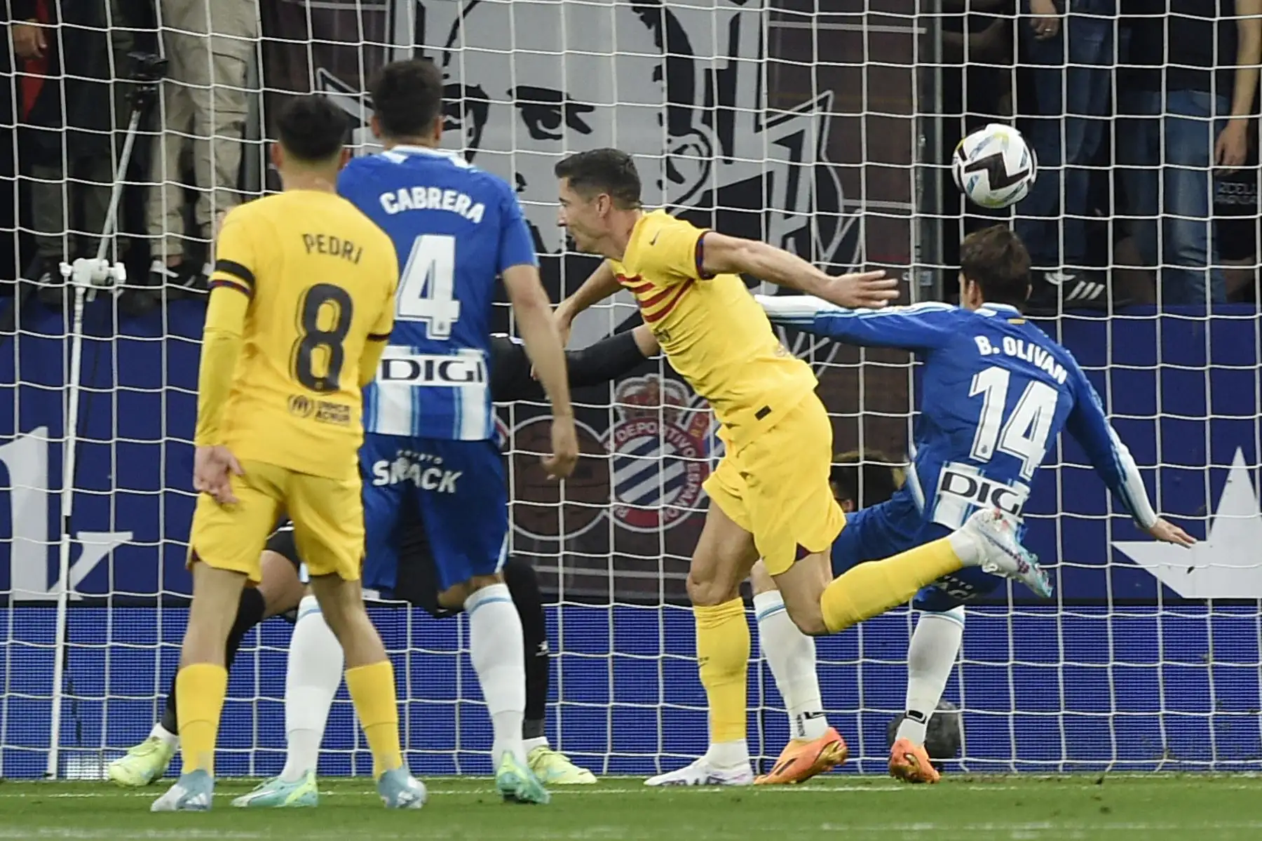 El delantero polaco del Barcelona, Robert Lewandowski, anota el primer gol durante el partido de fútbol de la liga española entre el RCD Espanyol y el FC Barcelona. Foto:ANDINA/AFP