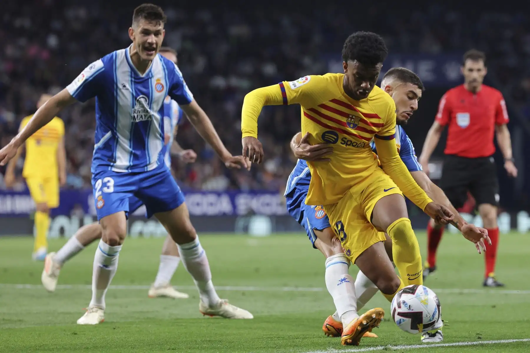 El defensor español del Espanyol, Oscar Gil, compite con el defensor español del Barcelona, Alejandro Balde, durante el partido de fútbol de la liga española entre el RCD Espanyol y el FC Barcelona. Foto:ANDINA/AFP