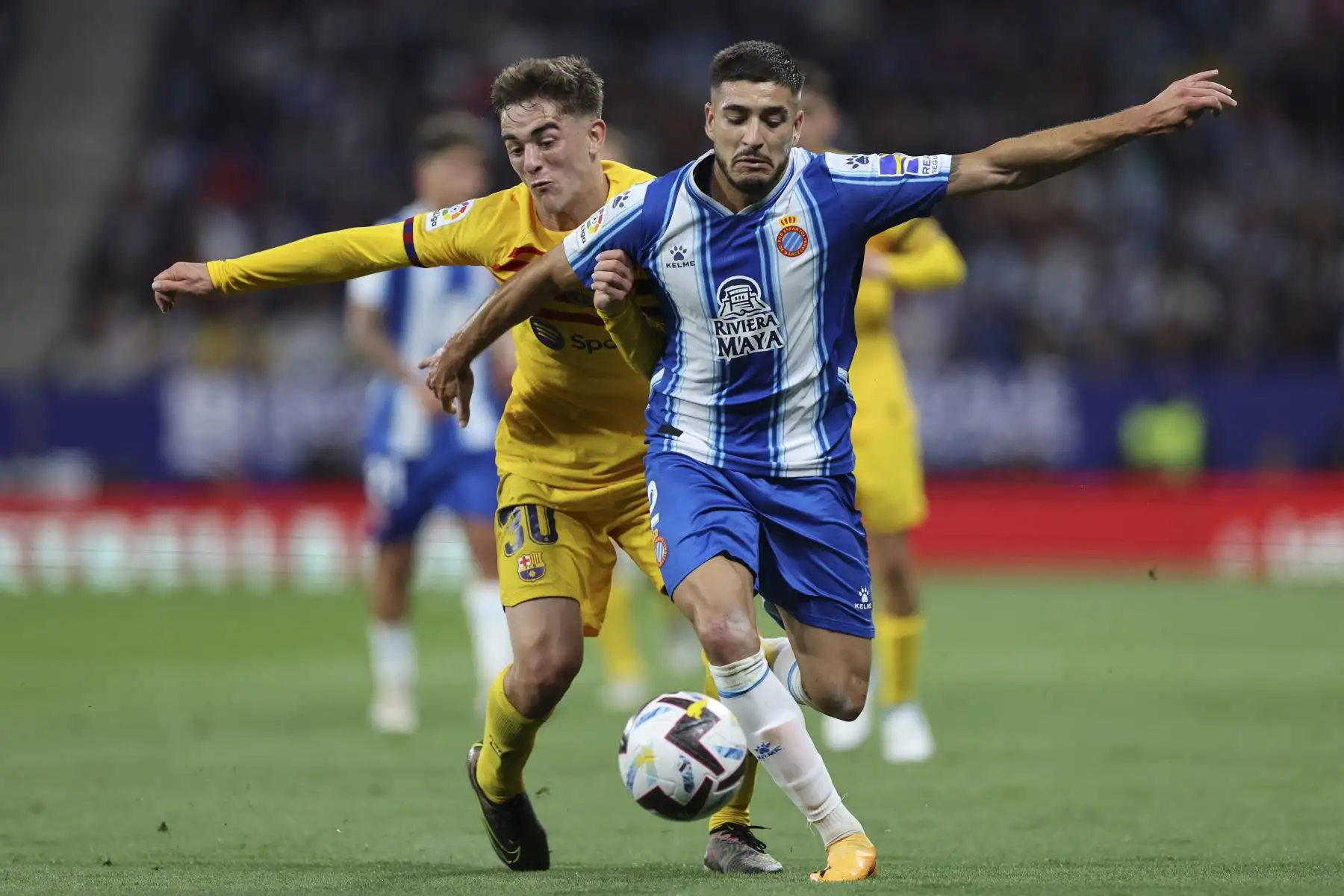 El centrocampista español del Barcelona Gavil, compite con el defensor español del Espanyol, Oscar Gil, durante el partido de fútbol de la liga española entre el RCD Espanyol y el FC Barcelona. Foto:ANDINA/AFP