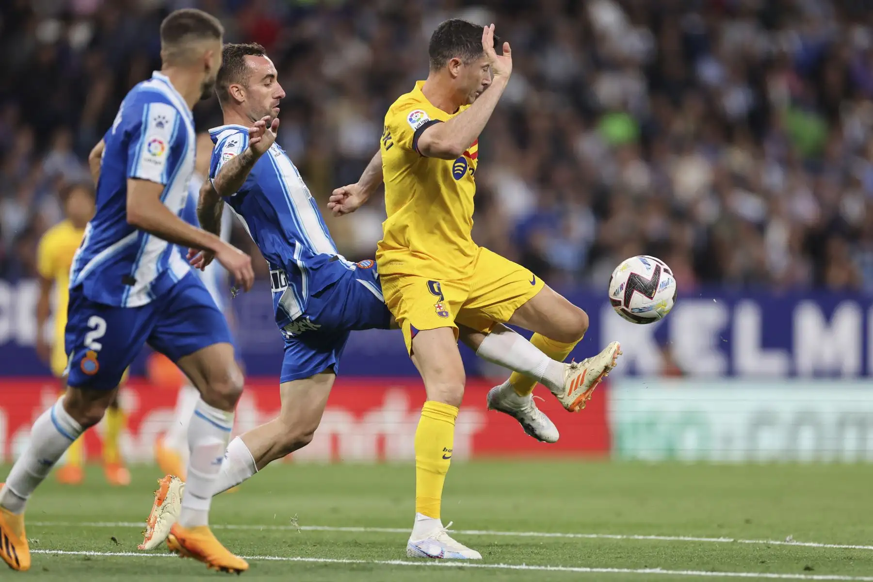 El delantero polaco del Barcelona Robert Lewandowski compite con el mediocampista español del Espanyol Sergi Darder durante el partido de fútbol de la liga española entre el RCD Espanyol y el FC Barcelona. Foto:ANDINA/AFP