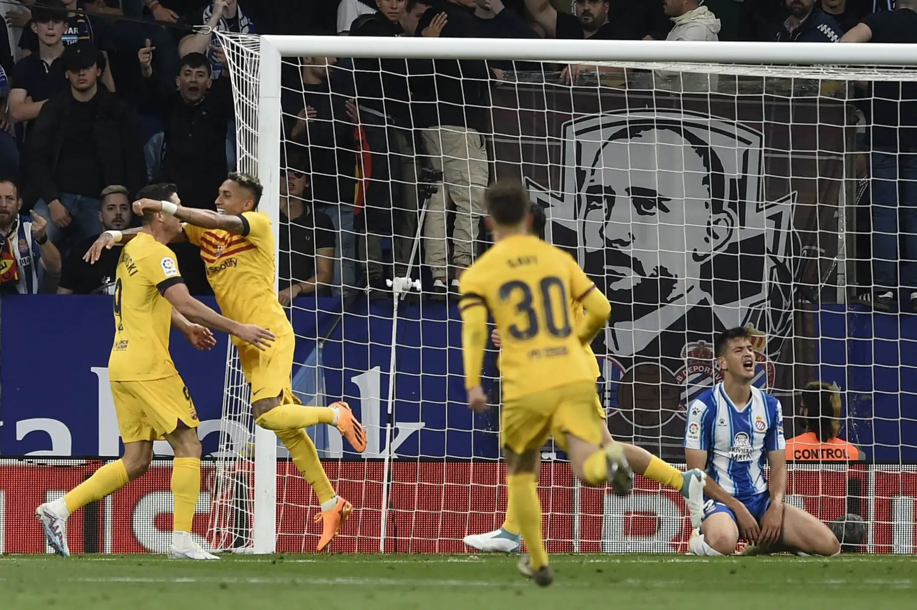 El delantero polaco del Barcelona, Robert Lewandowski, celebra marcar el tercer gol de su equipo durante el partido de fútbol de la liga española entre el RCD Espanyol y el FC Barcelona. Foto:ANDINA/AFP