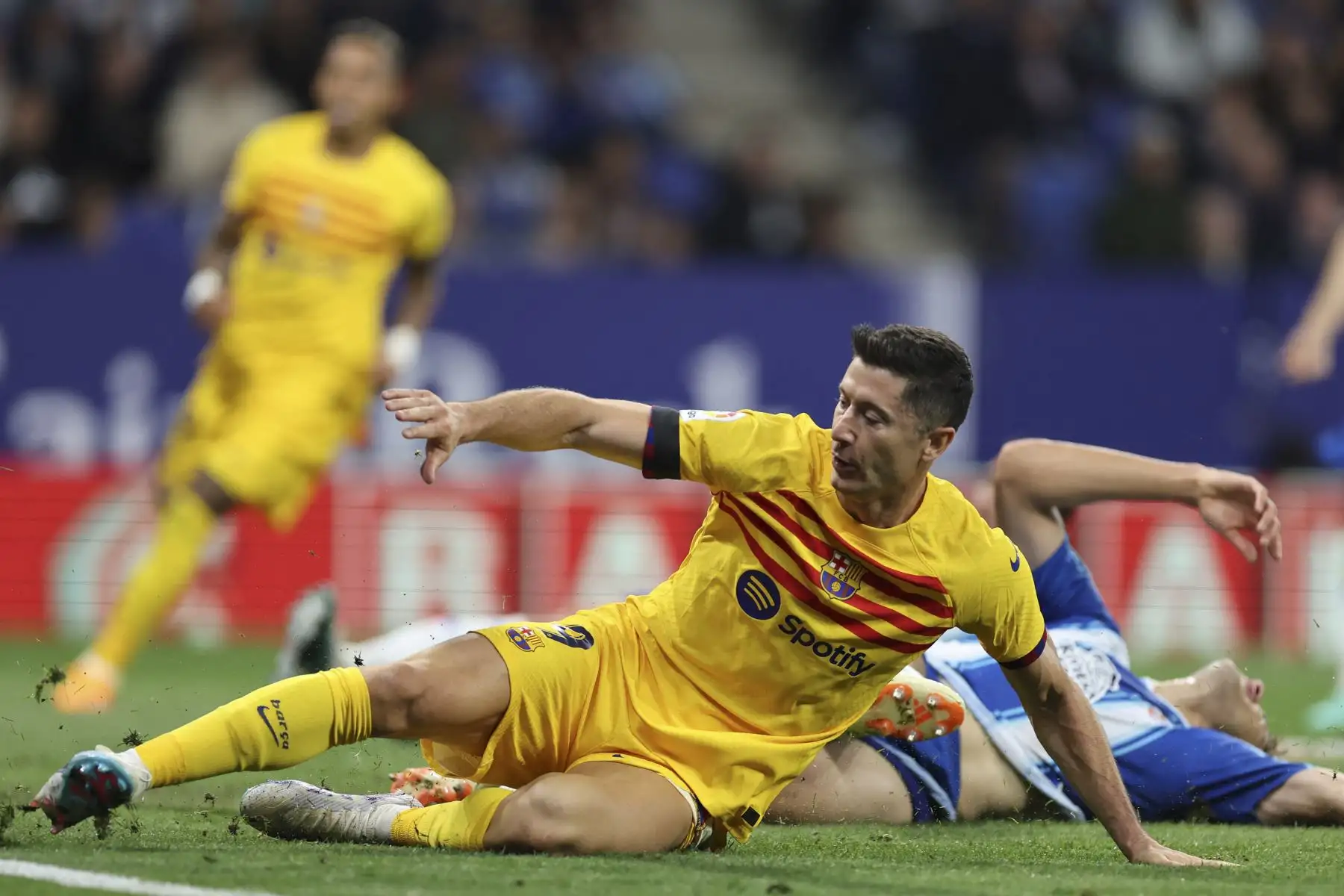 El delantero polaco del Barcelona, Robert Lewandowski, anota el tercer gol de su equipo durante el partido de fútbol de la liga española entre el RCD Espanyol y el FC Barcelona. Foto:ANDINA/AFP
