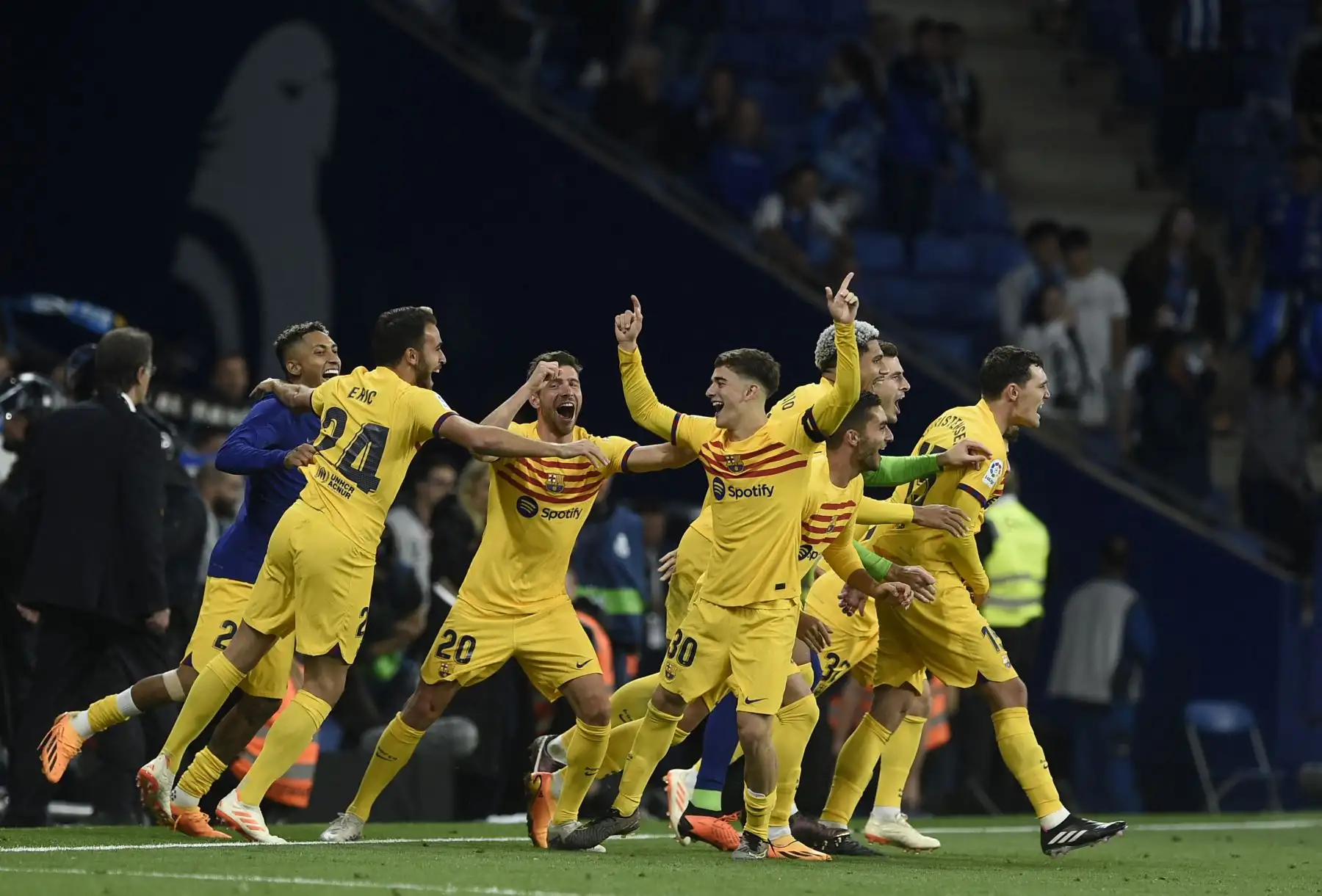 Los jugadores del Barcelona celebran ganar su 27º campeonato de la liga española después del partido de fútbol de la liga española entre el RCD Espanyol y el FC Barcelona en el RCDE Stadium en Cornella de Llobregat el 14 de mayo de 2023. Barcelona ganó la Liga española por primera vez desde 2019 al vencer al Espanyol 4 -2 hoy, luchando por el título de sus rivales Real Madrid. Los gigantes catalanes lograron su 27º campeonato de España con una contundente victoria en el derbi, con dos goles de Robert Lewand