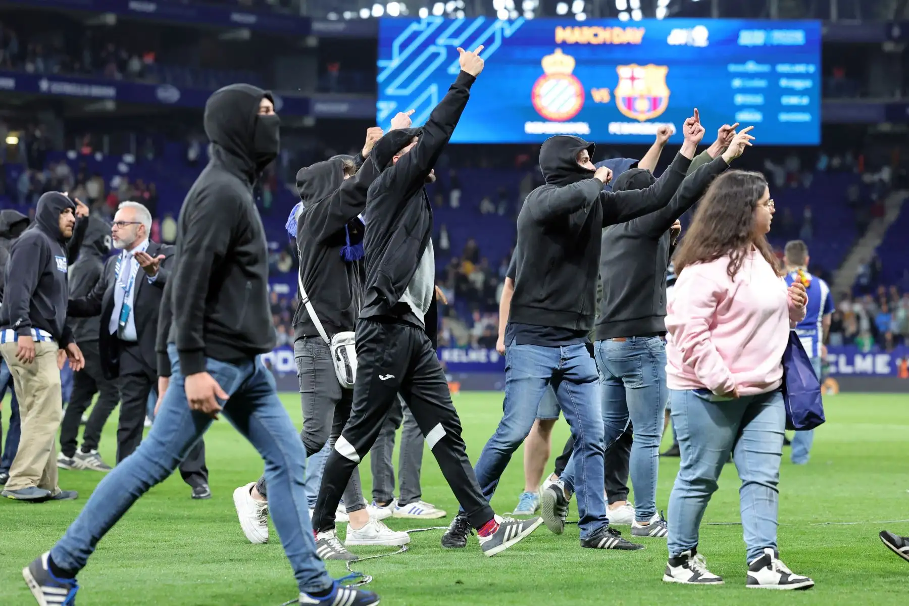 Los aficionados del Espanyol reaccionan invadiendo el campo ante la victoria del Barcelona tras el partido de fútbol de la liga española entre el RCD Espanyol y el FC Barcelona en el RCDE Stadium de Cornella de Llobregat el 14 de mayo de 2023. El Barcelona ganó la Liga española por primera vez desde 2019 al vencer al Espanyol 4 -2 hoy, luchando por el título de sus rivales Real Madrid. Los gigantes catalanes lograron su 27º campeonato de España con una contundente victoria en el derbi, con dos goles de Robe