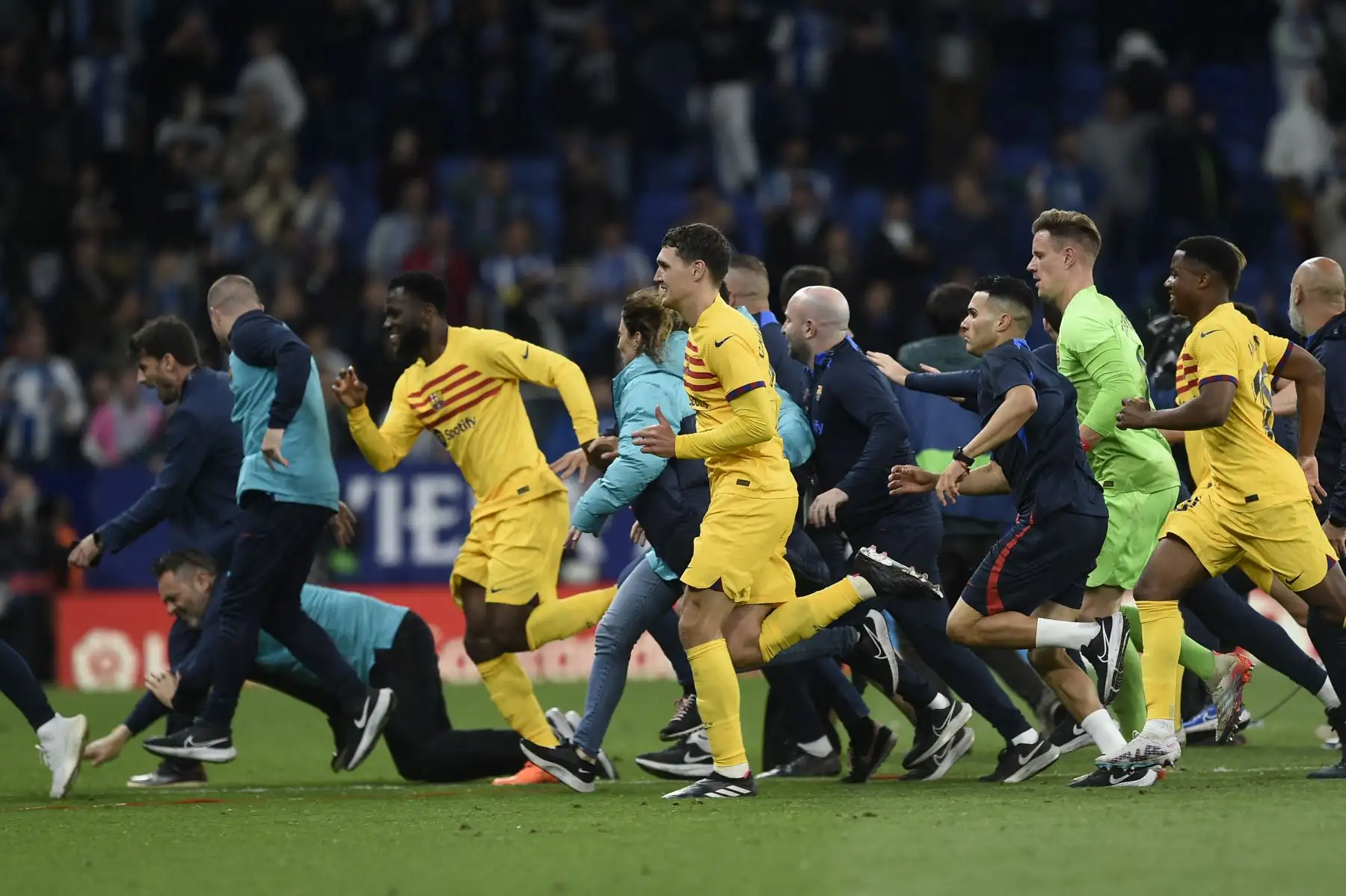 Los jugadores del Barcelona abandonan la cancha a toda prisa mientras los fanáticos del Espanyol invaden la cancha después del partido de fútbol de la liga española entre el RCD Espanyol y el FC Barcelona en el RCDE Stadium en Cornella de Llobregat el 14 de mayo de 2023. Barcelona ganó la Liga española por primera vez desde entonces. 2019 goleando al Espanyol 4-2 hoy, luchando por el título de sus rivales, el Real Madrid. Los gigantes catalanes lograron su 27º campeonato de España con una contundente victor