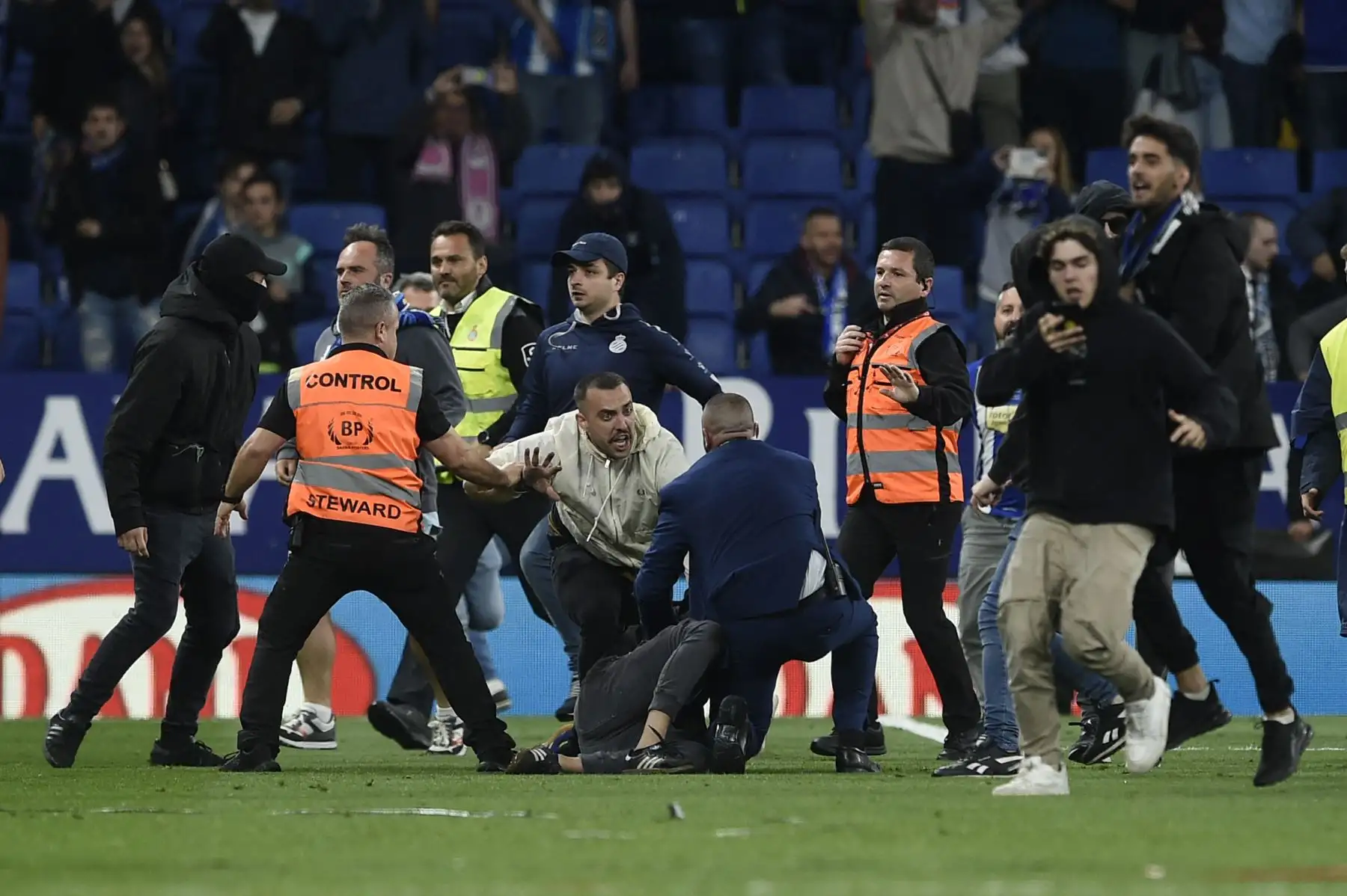 Los fanáticos del Espanyol reaccionan a la victoria de Barcelona invadiendo el campo después del partido de fútbol de la liga española entre el RCD Espanyol y el FC Barcelona en el Estadio RCDE en Cornella de Llobregat el 14 de mayo de 2023. Barcelona ganó La Liga de España por primera vez desde 2019 al vencer al Espanyol 4 -2 hoy, luchando por el título de sus rivales Real Madrid. Los gigantes catalanes lograron su 27º campeonato de España con una contundente victoria en el derbi, con dos goles de Robert L