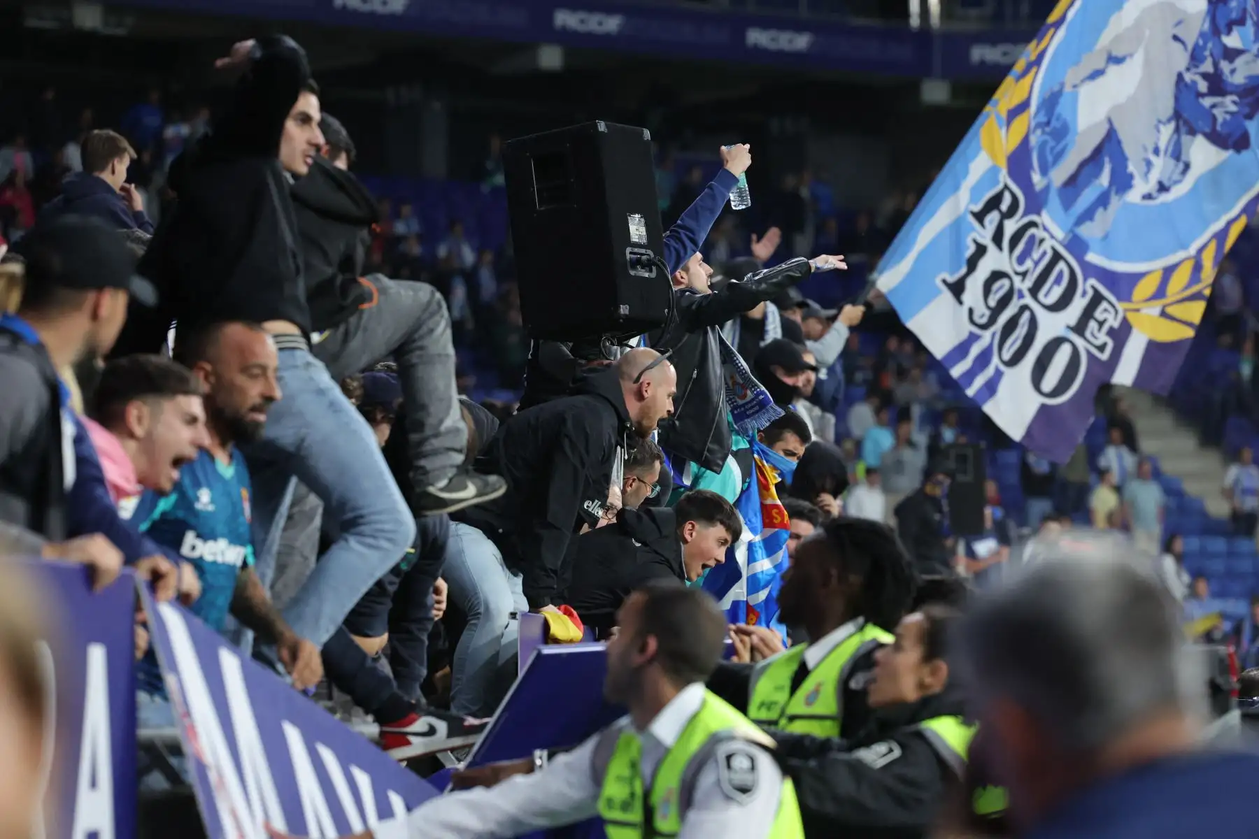Los fanáticos del Espanyol reaccionan a la victoria de Barcelona invadiendo el campo después del partido de fútbol de la liga española entre el RCD Espanyol y el FC Barcelona en el Estadio RCDE en Cornella de Llobregat el 14 de mayo de 2023. Barcelona ganó La Liga de España por primera vez desde 2019 al vencer al Espanyol 4 -2 hoy, luchando por el título de sus rivales Real Madrid. Los gigantes catalanes lograron su 27º campeonato de España con una contundente victoria en el derbi, con dos goles de Robert L
