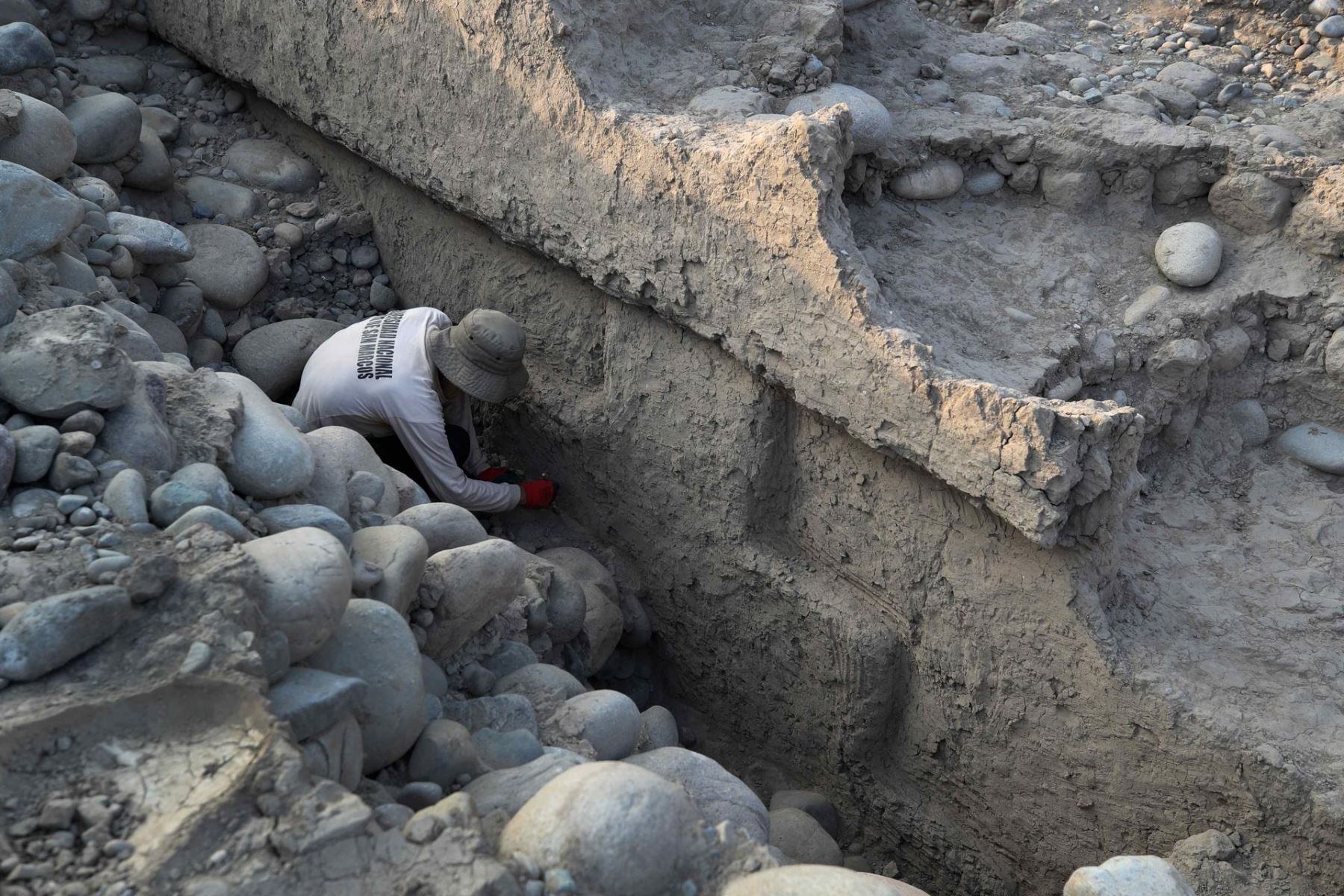 Una "chacana" (cruz andina) de más de 4,000 años de antigüedad fue hallada en el sitio arqueológico Miraflores, ubicado en el valle del río Chancay, provincia de Huaral, región Lima. EFE