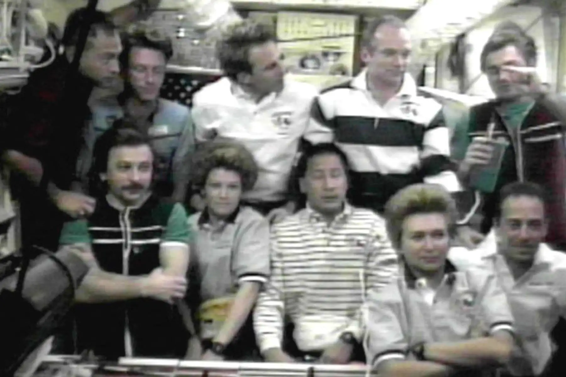 Los miembros de la tripulación  Atl US Carlos Noriega, Mir US Michael Foale, Atl US Jerry Linenger, Atl US Commander Charles Precourt, Mir Russian Commander Vasili Tsibliev, Mir Russian Aleksandr Lazutkin, Atl US Pilot Eileen Collins, Atl EE. UU. Edward Lu, Atl Ruso Elena Kond. Foto: AFP
