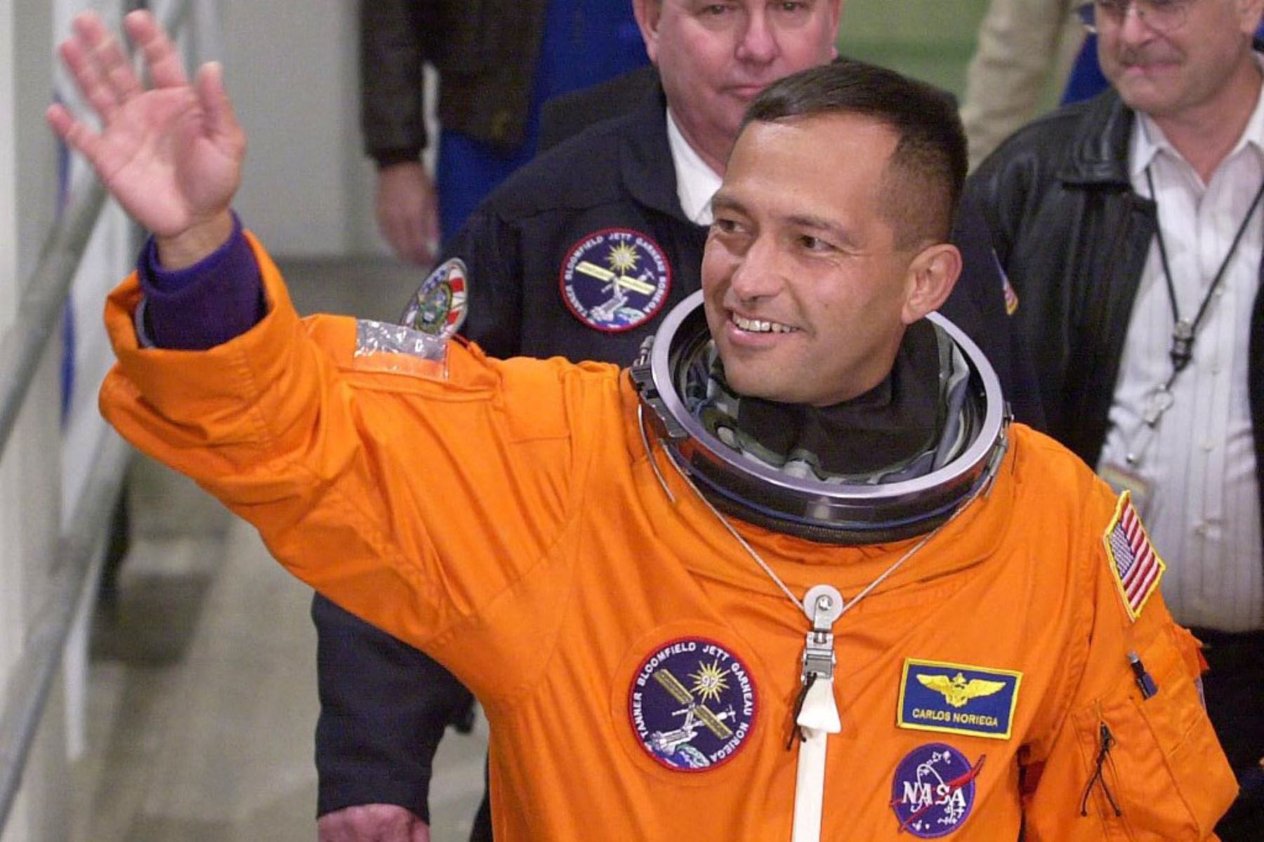 27 de noviembre de 2000.El miembro de la tripulación del transbordador espacial estadounidense Endeavour Carlos Noriega, nacido en Perú, saluda al publico. Foto: AFP