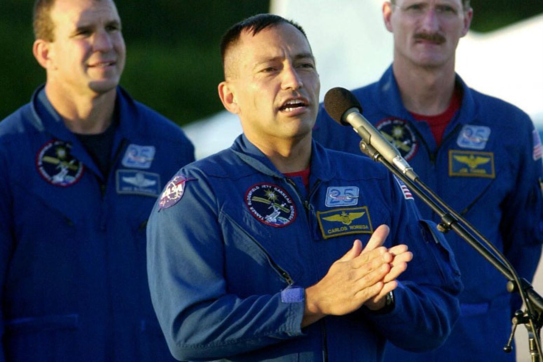 27 de noviembre del 2000. El miembro de la tripulación del transbordador espacial estadounidense Endeavour Carlos Noriega, nacido en Perú a su llegada al Centro Espacial Kennedy, Florida, junto con el resto del tripulación. Foto: AFP