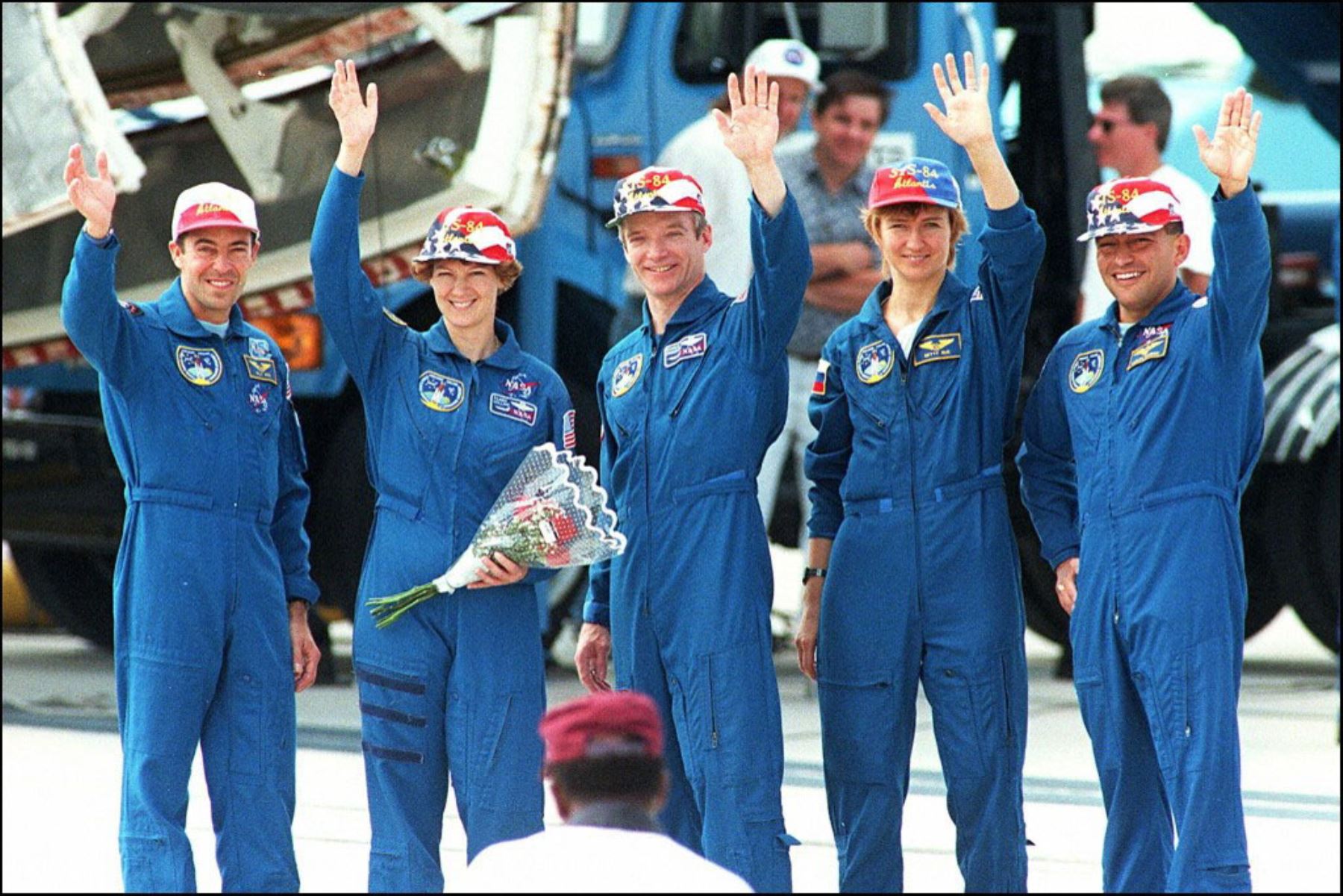24 de mayo del 2000. Miembros de la tripulación del transbordador espacial Atlantis (de izquierda a derecha) el francés Jean-Francois Clervoy, la piloto estadounidense Eileen Collins, el comandante estadounidense Charles Precourt, la rusa Elena Kondakova y Carlos Noriega de los Estados Unidos saludan a la prensa. Foto: AFP