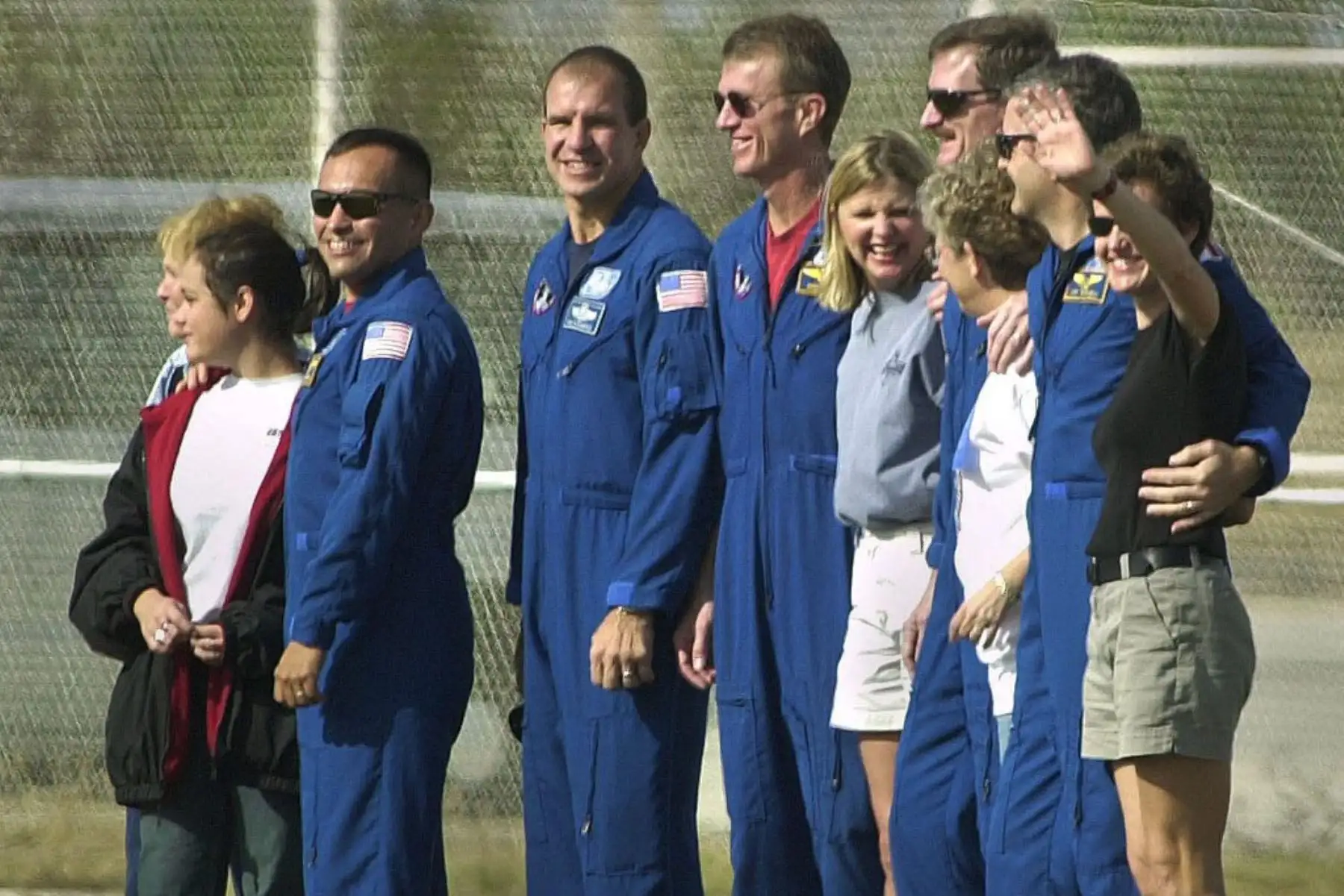 29 de noviembre de 2000. La tripulación de cinco hombres del transbordador espacial Endeavour, el especialista de misión Carlos Noriega, el piloto Michael Bloomfield, el comandante Brent Jett, el especialista de misión Joseph Tanner y el especialista de misión Marc Garneau de la Agencia Espacial Canadiense posan para fotos con familiares cerca plataforma de lanzamiento 39-B en el Centro Espacial Kennedy, Florida. Foto: AFP