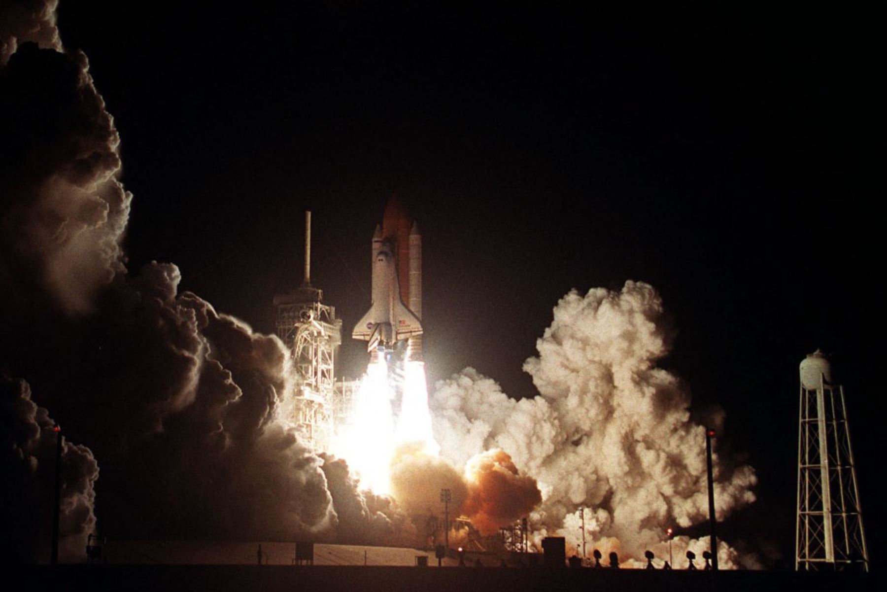 El transbordador espacial estadounidense Endeavour despega el 30 de noviembre de 2000 desde la plataforma de lanzamiento 39-B en su camino a la órbita desde el Centro Espacial Kennedy, Florida. Foto: AFP