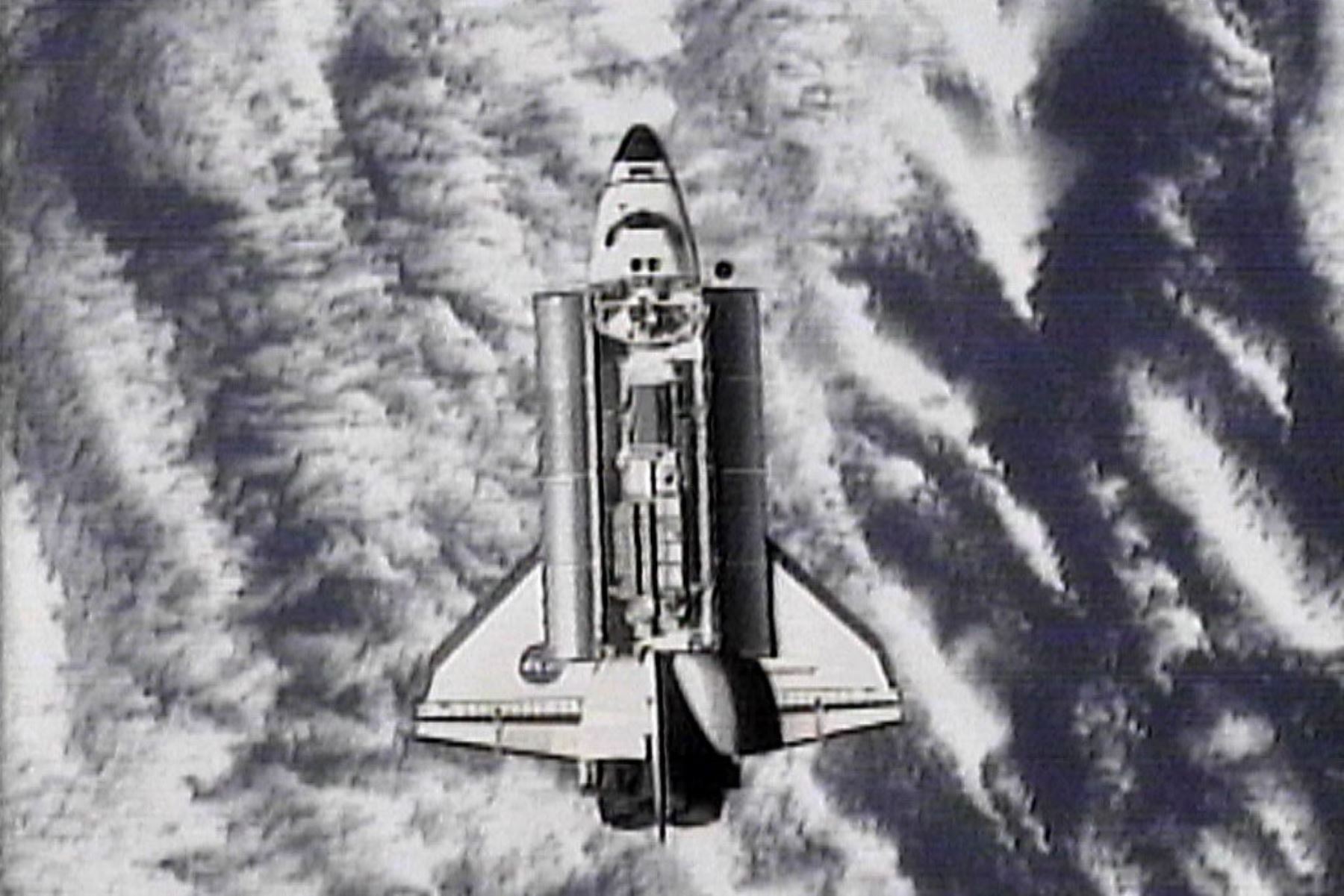 Vista del transbordador espacial Endeavour desde la Estación Espacial Internacional, el 2 de diciembre de 2000, mientras el transbordador se acerca para acoplarse a la estación. El Endeavour y su tripulación de cinco hombres están en una misión de once días a la estación para instalar un gran conjunto de paneles solares. Foto: AFP