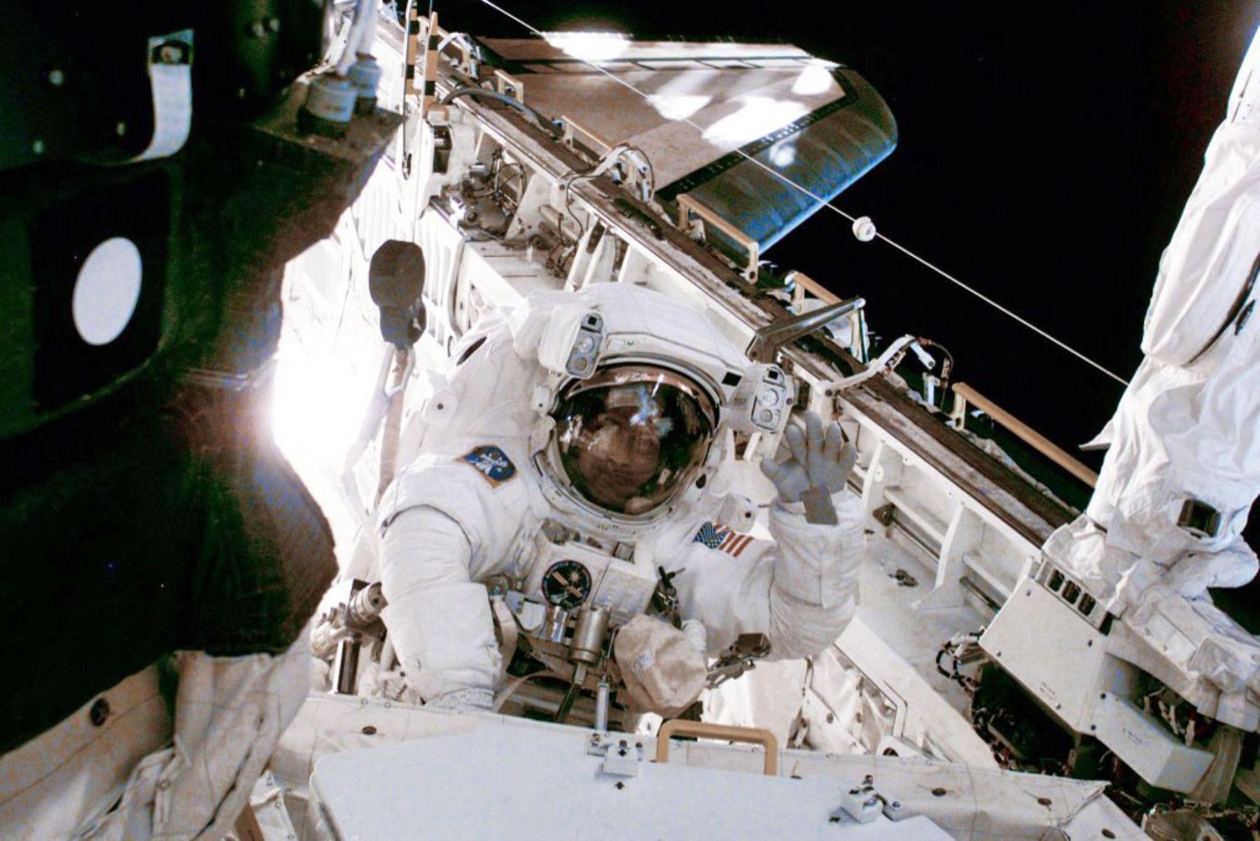 7 de diciembre del 2000. El astronauta nacido en el Perú Carlos Noriega, saluda desde el transbordador espacial estadounidense Endeavour, después de reparar con éxito una matriz solar. Foto: AFP