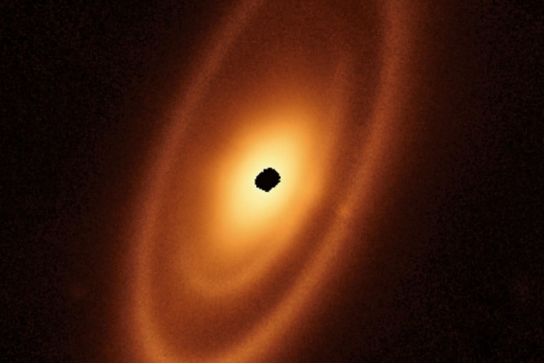 Esta imagen del disco de escombros de polvo que rodea a la joven estrella Fomalhaut fue obtenida con el instrumento de infrarrojo medio (MIRI) de Webb.