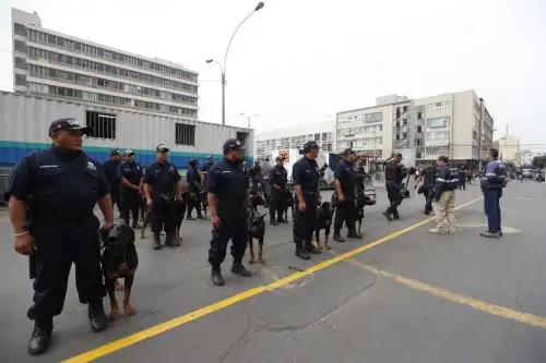 Los agentes del orden se han desplegado para impedir el ingreso de ambulantes y permanecerán durante tres días en la zona del Mercado Central y Mesa Redonda. Foto: ANDINA/Daniel Bracamonte