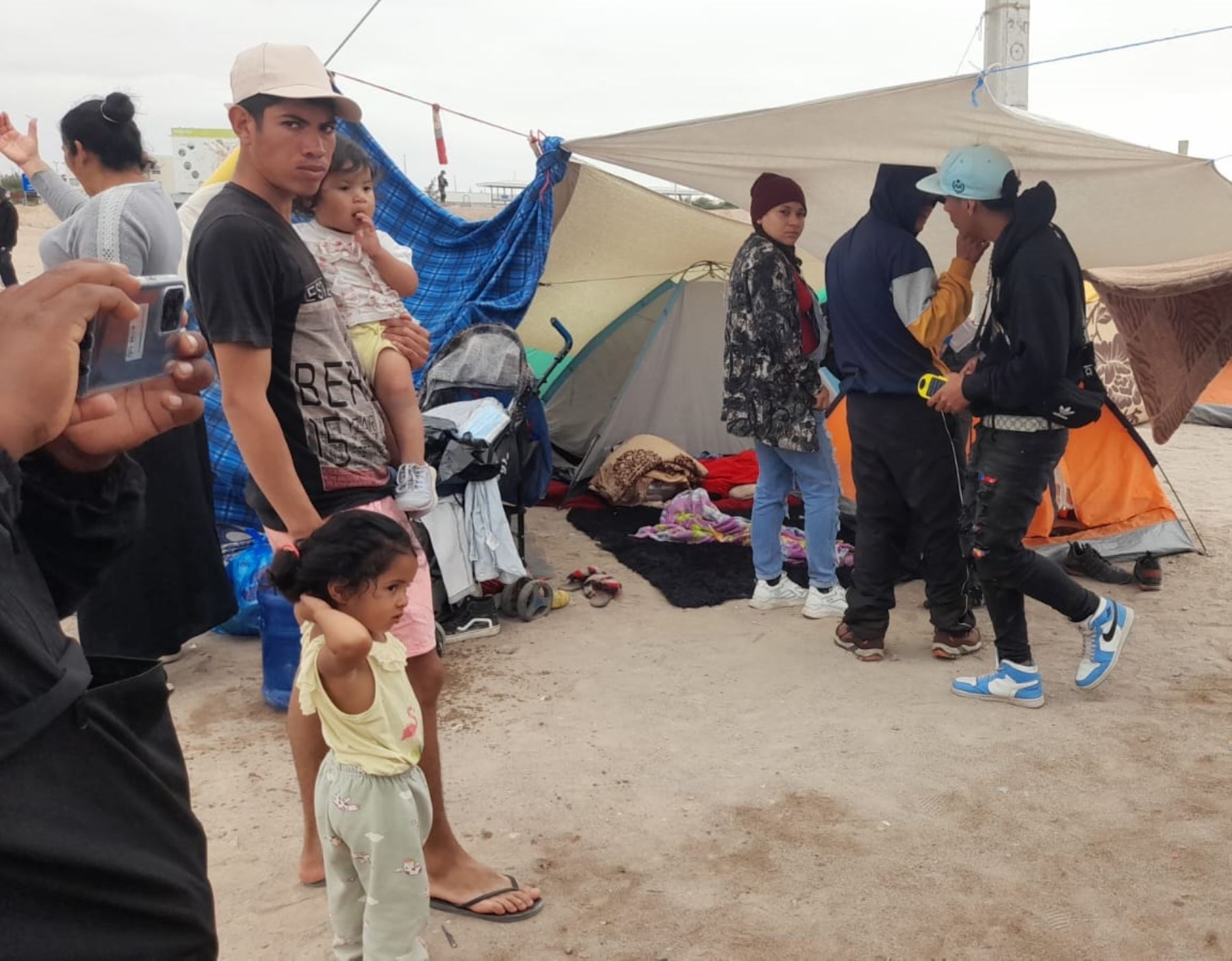 Ciudadanos extranjeros de Venezuela, Colombia y Haití cumplen un mes de estar varados en la frontera de Perú y Chile debido a su situación migratoria irregular. Foto: Yudith Aguilar