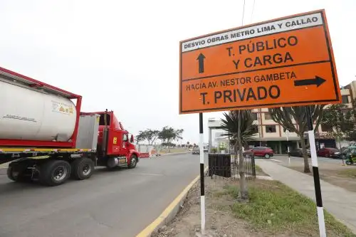 Como parte del plan de desvíos vehiculares en la av. Faucett por las obras de la Línea 4, se colocaron barreras y paneles informativos, y se contó con el apoyo de personal de la Policía de Tránsito y de la ATU. Foto: ANDINA/Daniel Bracamonte.