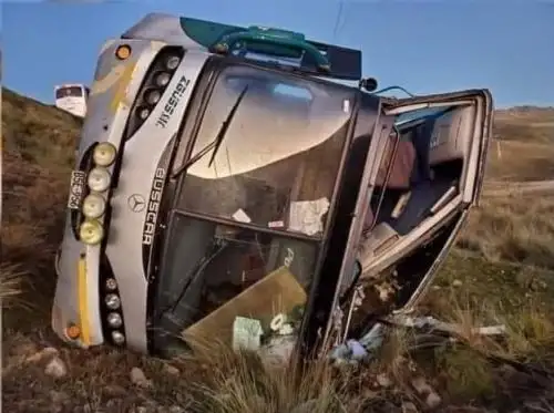 El despiste de un bus de la empresa Z Bus en la carretera Pativilca-Huaraz, provocó la muerte de una pasajera que viajaba en dicha unidad.