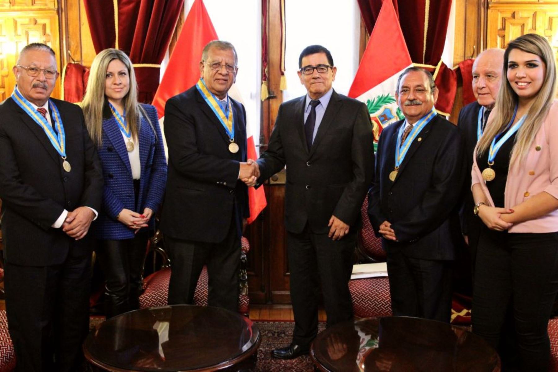 Presidente del Congreso, José Williams, junto a miembros del Colegio de Periodistas del Perú. Foto: Twitter