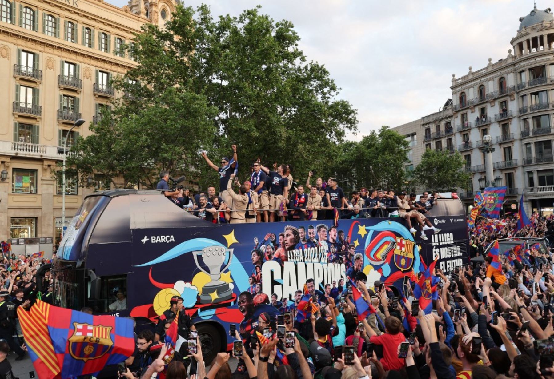 La afición de Barcelona celebra el título de la Liga de España