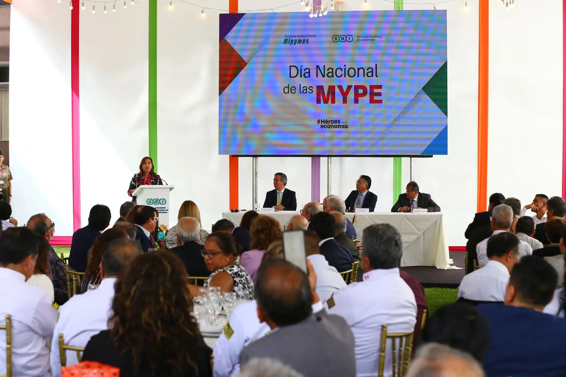 La Sociedad Nacional de Industrias celebra  el Día Nacional de la MYPE, donde presentó ante las autoridades propuestas de reactivación para impulsar el crecimiento de este sector.
En el evento participaron el Ing. Jesús Salazar Nishi, presidente de la Sociedad Nacional de Industrias; la presidenta de la República, Dina Boluarte;, el ministro de Comercio Exterior y Turismo, Juan Carlos Mathews y el ministro de Producción, Raúl Pérez-Reyes.
Foto: ANDINA/Eddy Ramos