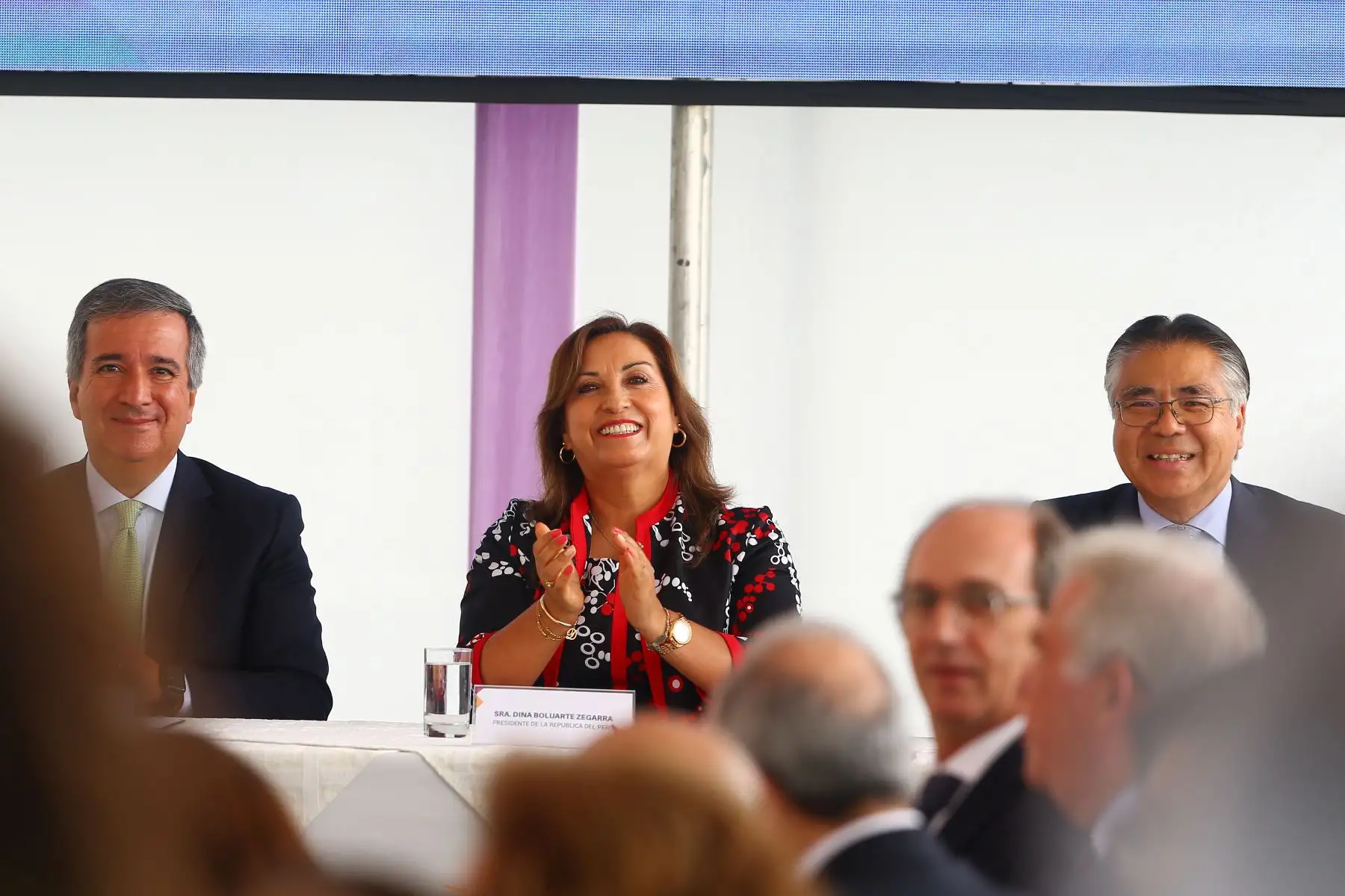 La Sociedad Nacional de Industrias celebra  el Día Nacional de la MYPE, donde presentó ante las autoridades propuestas de reactivación para impulsar el crecimiento de este sector.
En el evento participaron el Ing. Jesús Salazar Nishi, presidente de la Sociedad Nacional de Industrias; la presidenta de la República, Dina Boluarte;, el ministro de Comercio Exterior y Turismo, Juan Carlos Mathews y el ministro de Producción, Raúl Pérez-Reyes.
Foto: ANDINA/Eddy Ramos