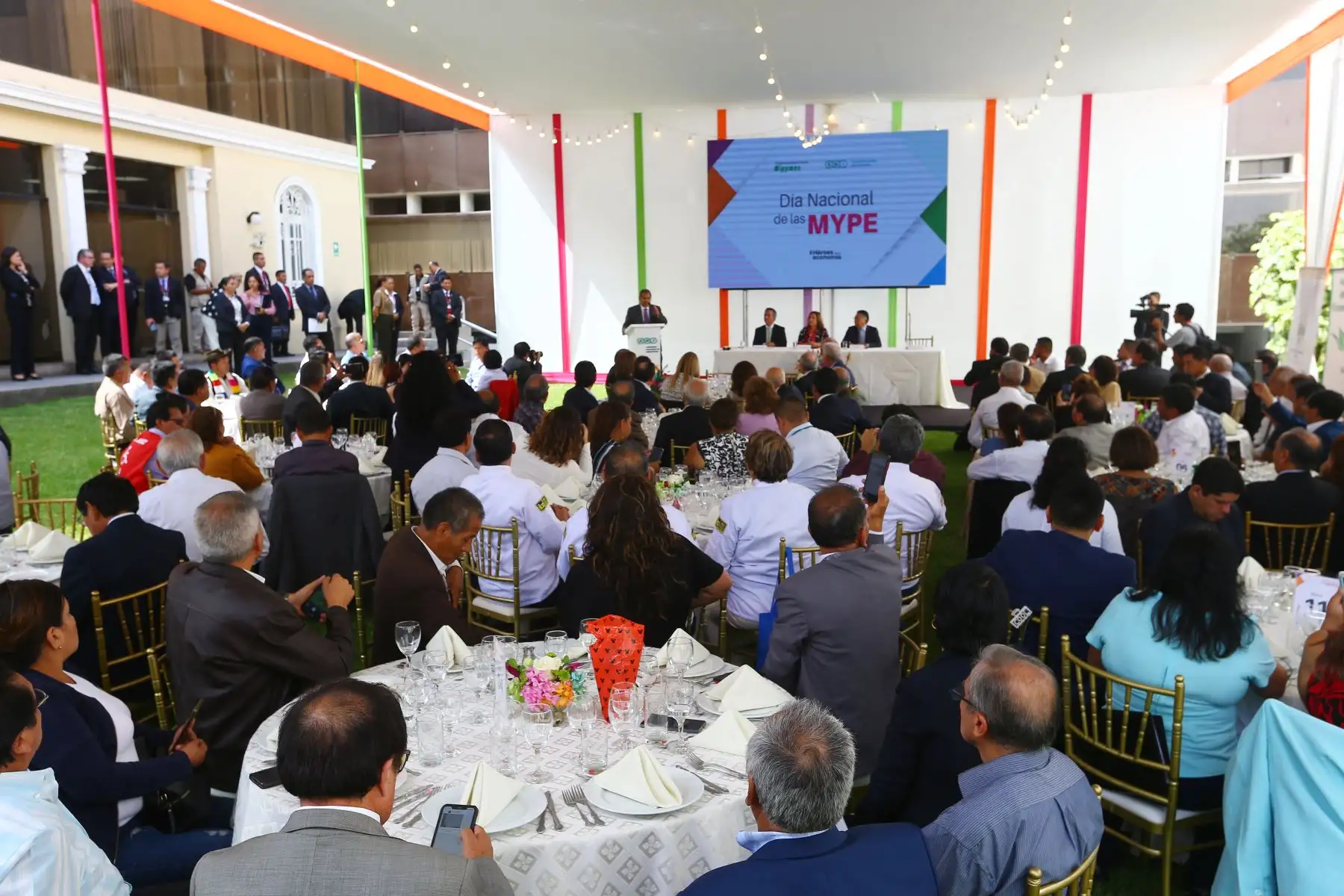 La Sociedad Nacional de Industrias celebra  el Día Nacional de la MYPE, donde presentó ante las autoridades propuestas de reactivación para impulsar el crecimiento de este sector.
En el evento participaron el Ing. Jesús Salazar Nishi, presidente de la Sociedad Nacional de Industrias; la presidenta de la República, Dina Boluarte;, el ministro de Comercio Exterior y Turismo, Juan Carlos Mathews y el ministro de Producción, Raúl Pérez-Reyes.
Foto: ANDINA/Eddy Ramos