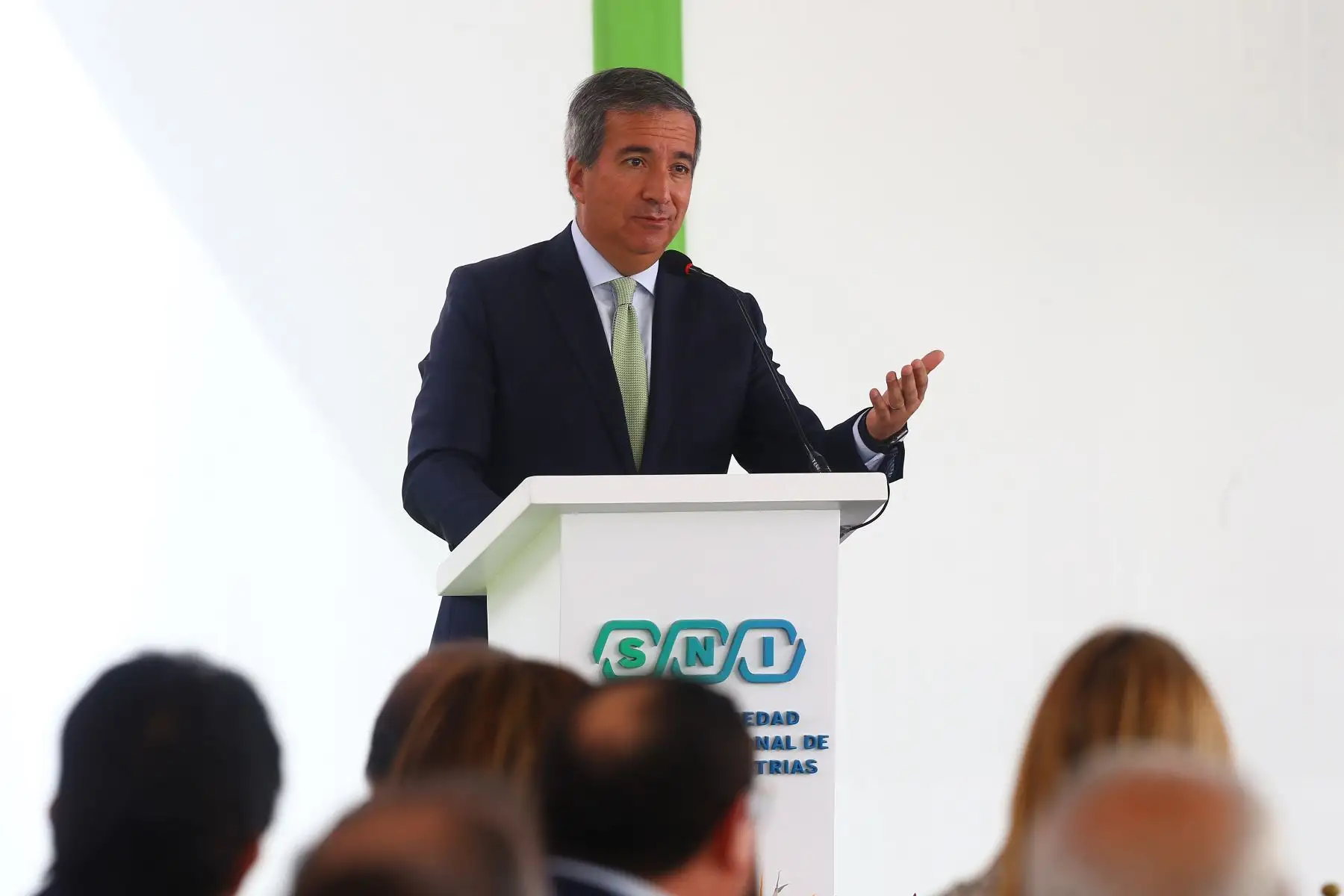 La Sociedad Nacional de Industrias celebra  el Día Nacional de la MYPE, donde presentó ante las autoridades propuestas de reactivación para impulsar el crecimiento de este sector.
En el evento participaron el Ing. Jesús Salazar Nishi, presidente de la Sociedad Nacional de Industrias; la presidenta de la República, Dina Boluarte;, el ministro de Comercio Exterior y Turismo, Juan Carlos Mathews y el ministro de Producción, Raúl Pérez-Reyes.
Foto: ANDINA/Eddy Ramos