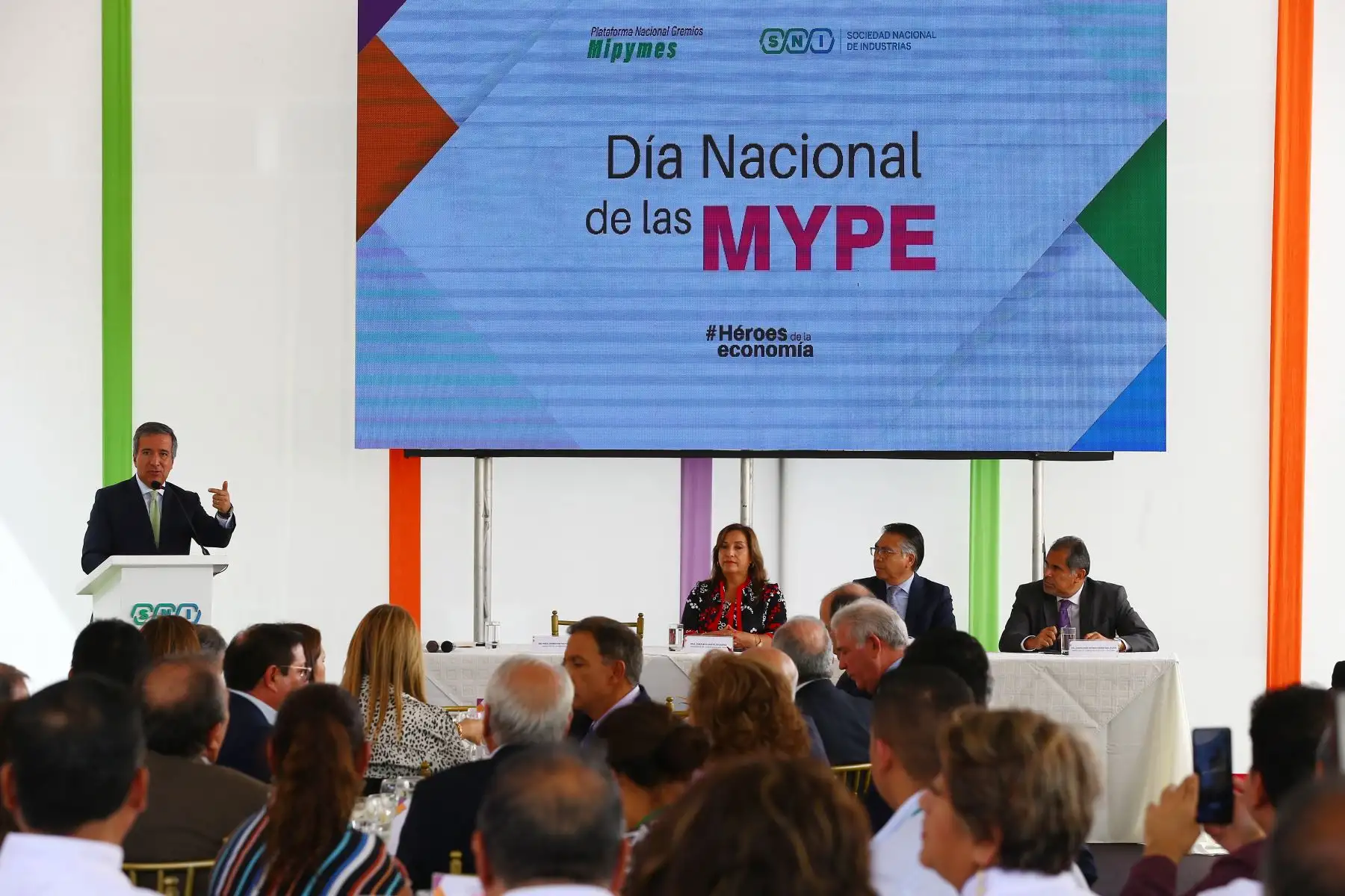 La Sociedad Nacional de Industrias celebra  el Día Nacional de la MYPE, donde presentó ante las autoridades propuestas de reactivación para impulsar el crecimiento de este sector.
En el evento participaron el Ing. Jesús Salazar Nishi, presidente de la Sociedad Nacional de Industrias; la presidenta de la República, Dina Boluarte;, el ministro de Comercio Exterior y Turismo, Juan Carlos Mathews y el ministro de Producción, Raúl Pérez-Reyes.
Foto: ANDINA/Eddy Ramos