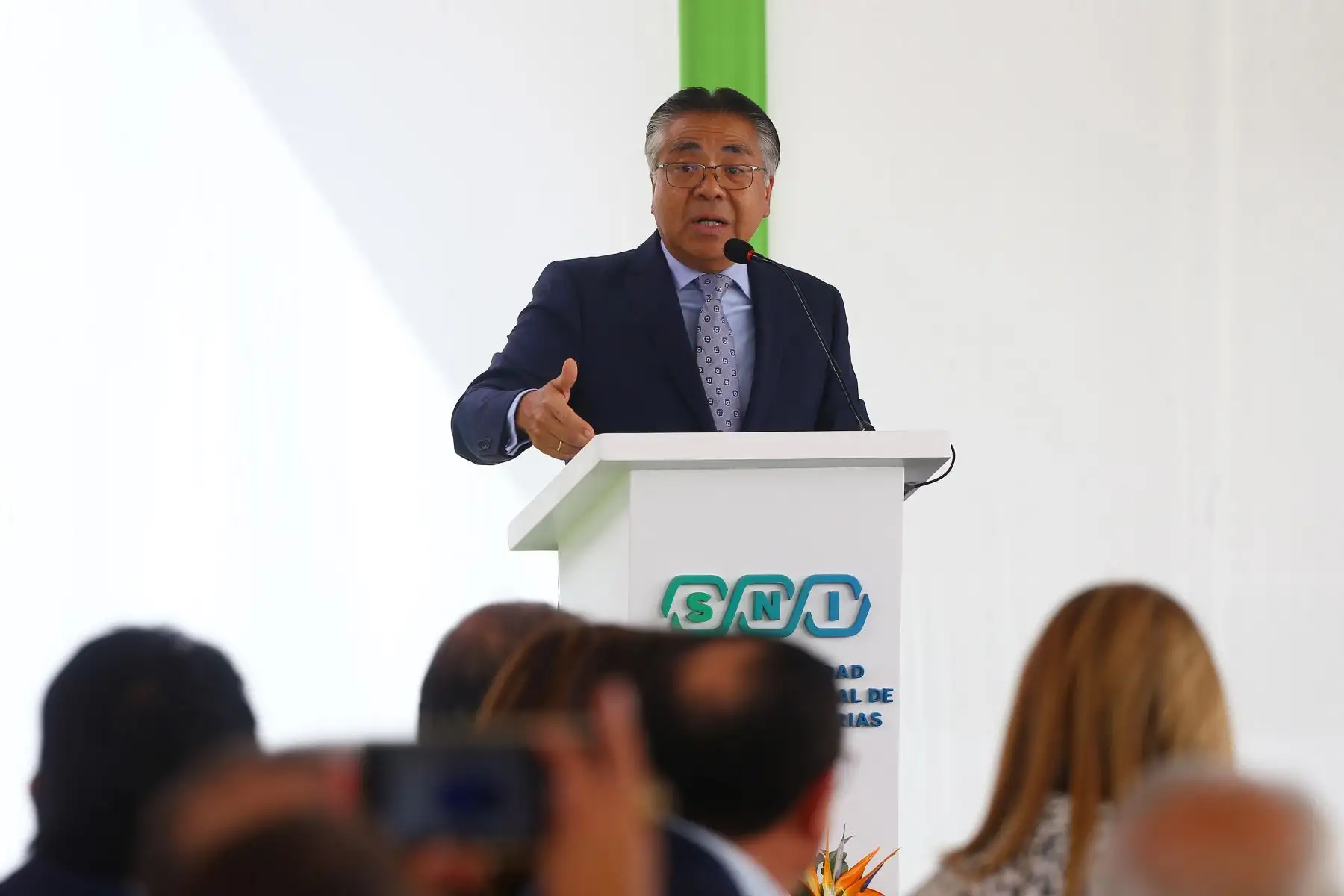 La Sociedad Nacional de Industrias celebra  el Día Nacional de la MYPE, donde presentó ante las autoridades propuestas de reactivación para impulsar el crecimiento de este sector.
En el evento participaron el Ing. Jesús Salazar Nishi, presidente de la Sociedad Nacional de Industrias; la presidenta de la República, Dina Boluarte;, el ministro de Comercio Exterior y Turismo, Juan Carlos Mathews y el ministro de Producción, Raúl Pérez-Reyes.
Foto: ANDINA/Eddy Ramos