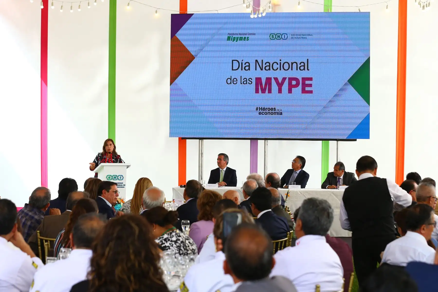 La Sociedad Nacional de Industrias celebra  el Día Nacional de la MYPE, donde presentó ante las autoridades propuestas de reactivación para impulsar el crecimiento de este sector.
En el evento participaron el Ing. Jesús Salazar Nishi, presidente de la Sociedad Nacional de Industrias; la presidenta de la República, Dina Boluarte;, el ministro de Comercio Exterior y Turismo, Juan Carlos Mathews y el ministro de Producción, Raúl Pérez-Reyes.
Foto: ANDINA/Eddy Ramos
