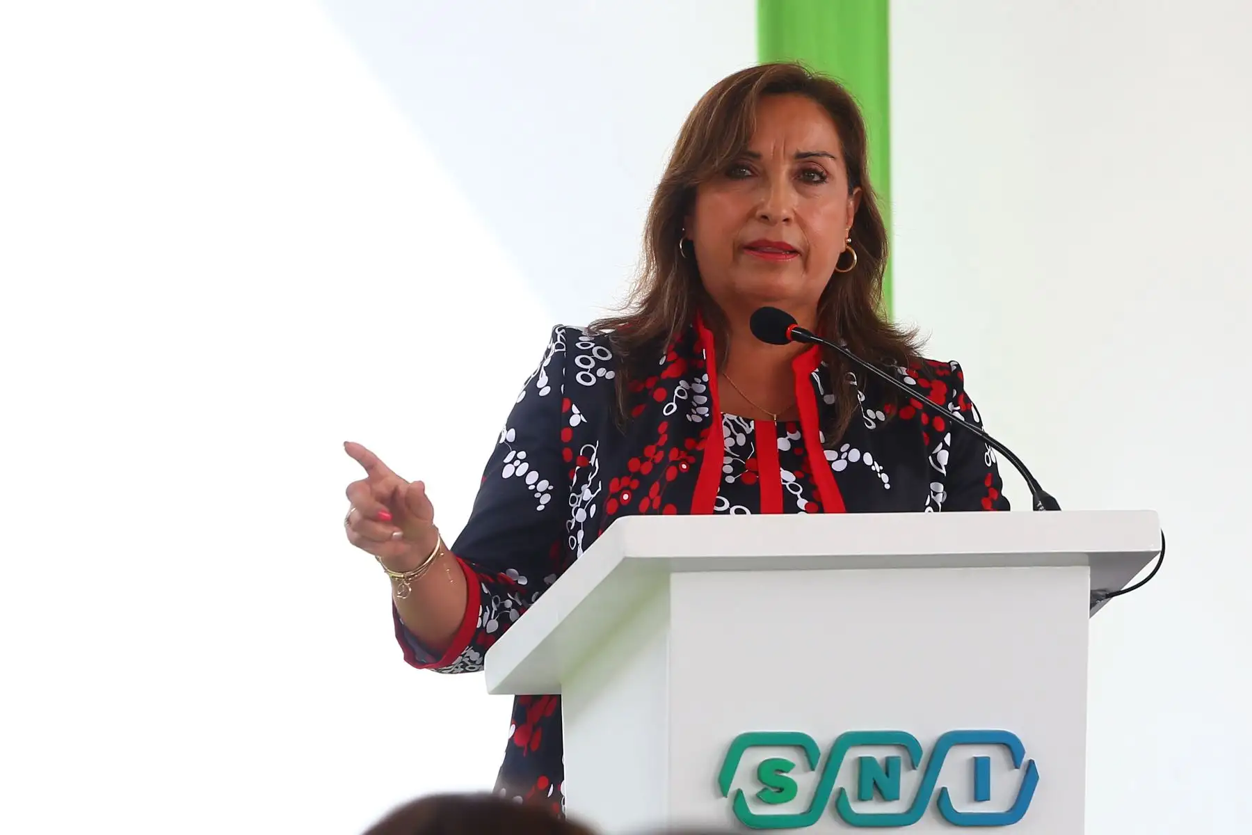 La Sociedad Nacional de Industrias celebra  el Día Nacional de la MYPE, donde presentó ante las autoridades propuestas de reactivación para impulsar el crecimiento de este sector.
En el evento participaron el Ing. Jesús Salazar Nishi, presidente de la Sociedad Nacional de Industrias; la presidenta de la República, Dina Boluarte;, el ministro de Comercio Exterior y Turismo, Juan Carlos Mathews y el ministro de Producción, Raúl Pérez-Reyes.
Foto: ANDINA/Eddy Ramos